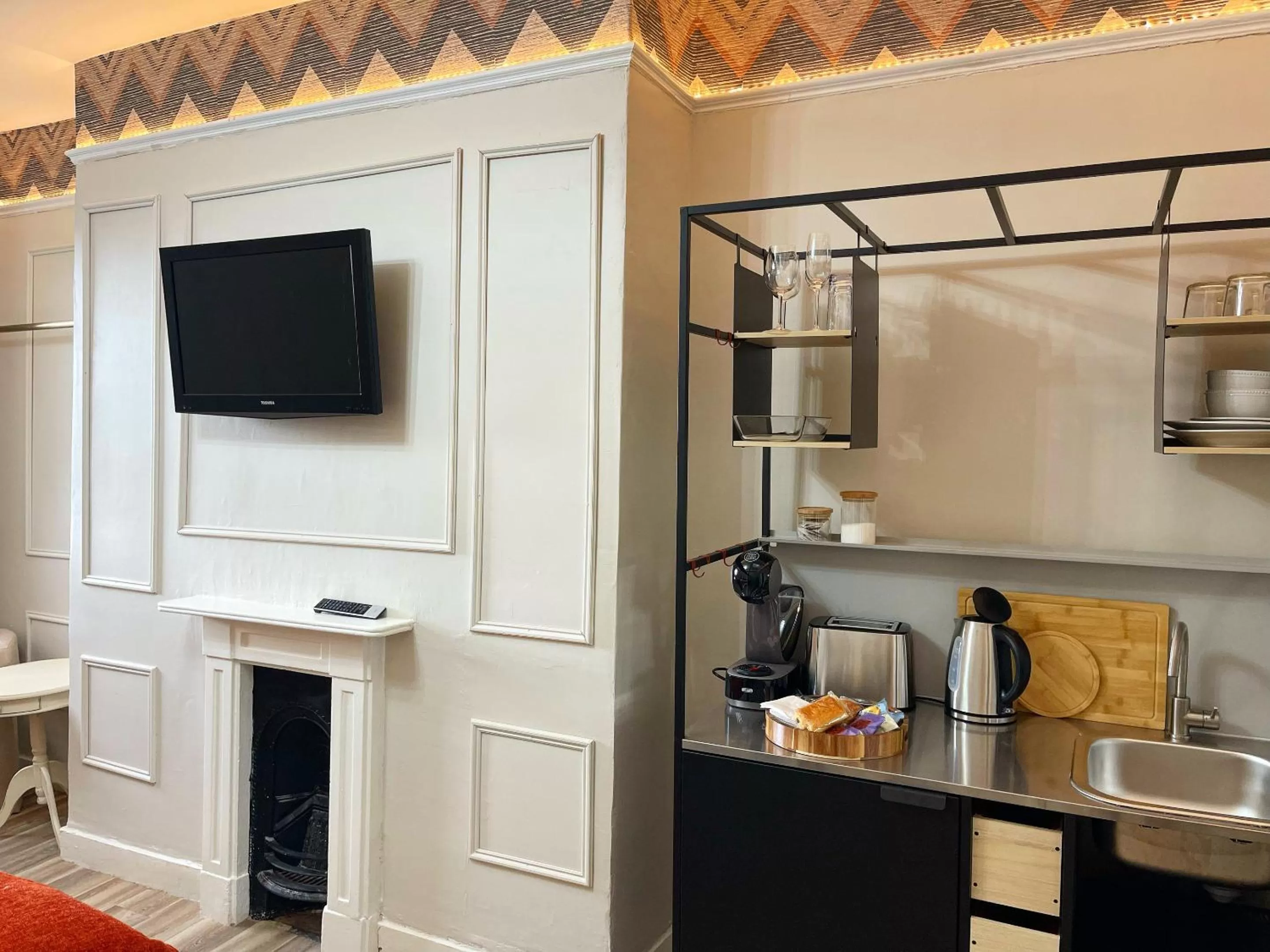 Kitchen or kitchenette, TV/Entertainment Center in 81 Promenade Cheltenham