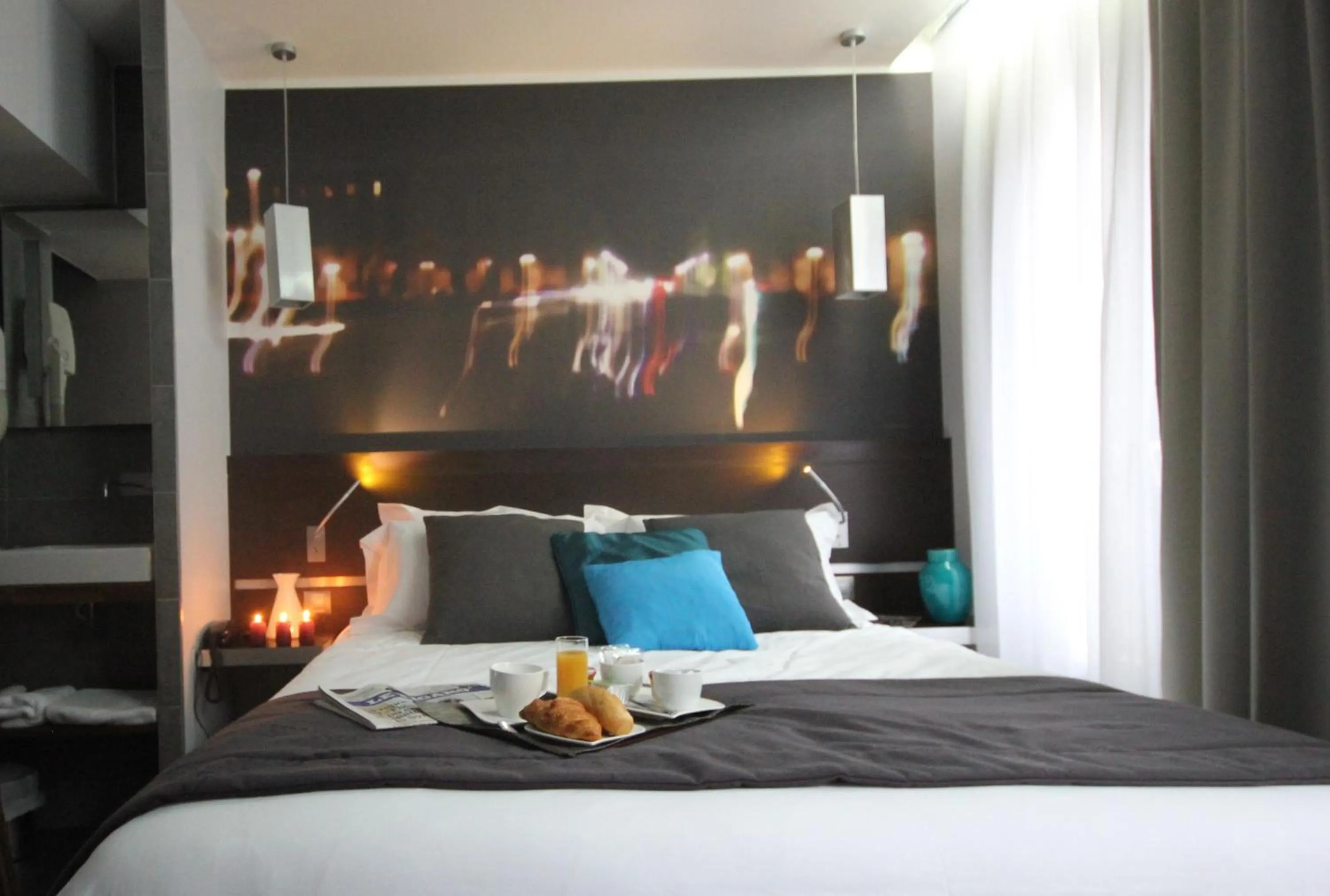 Bed in Hôtel Lumières Montmartre Paris