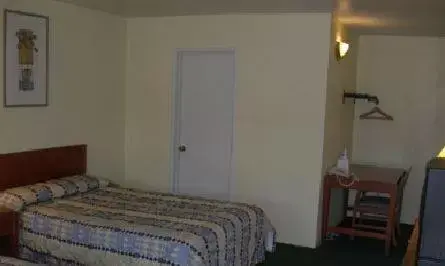 Bed in Americas Best Value Inn - Livermore