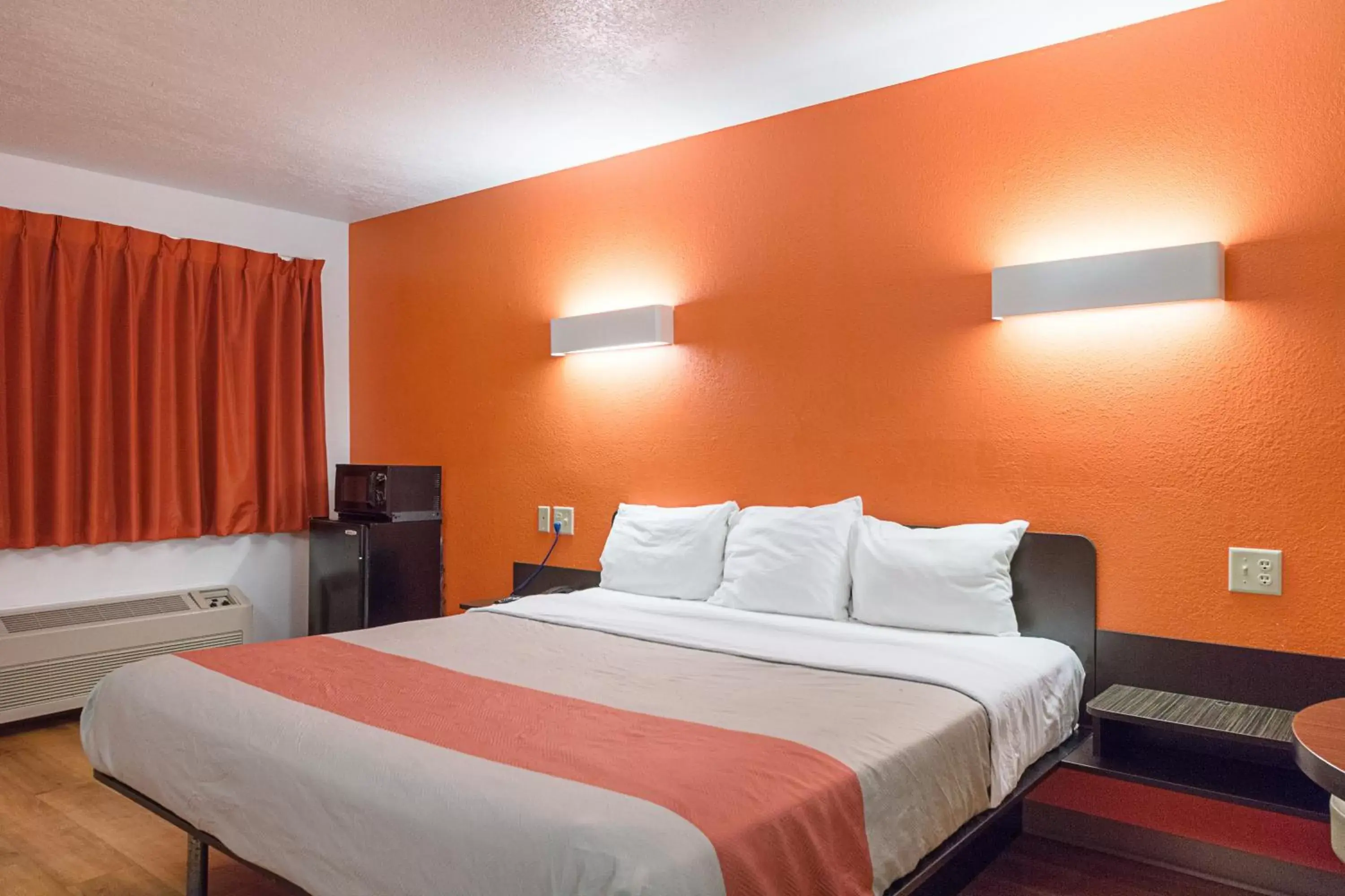 Bedroom, Bed in Motel 6-San Antonio, TX - Fiesta Trails