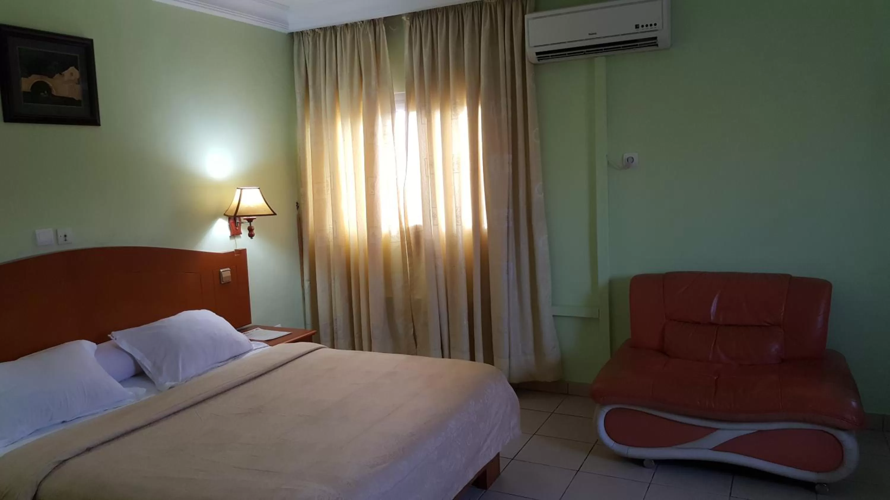 Bed in Peninsula Hotel Douala