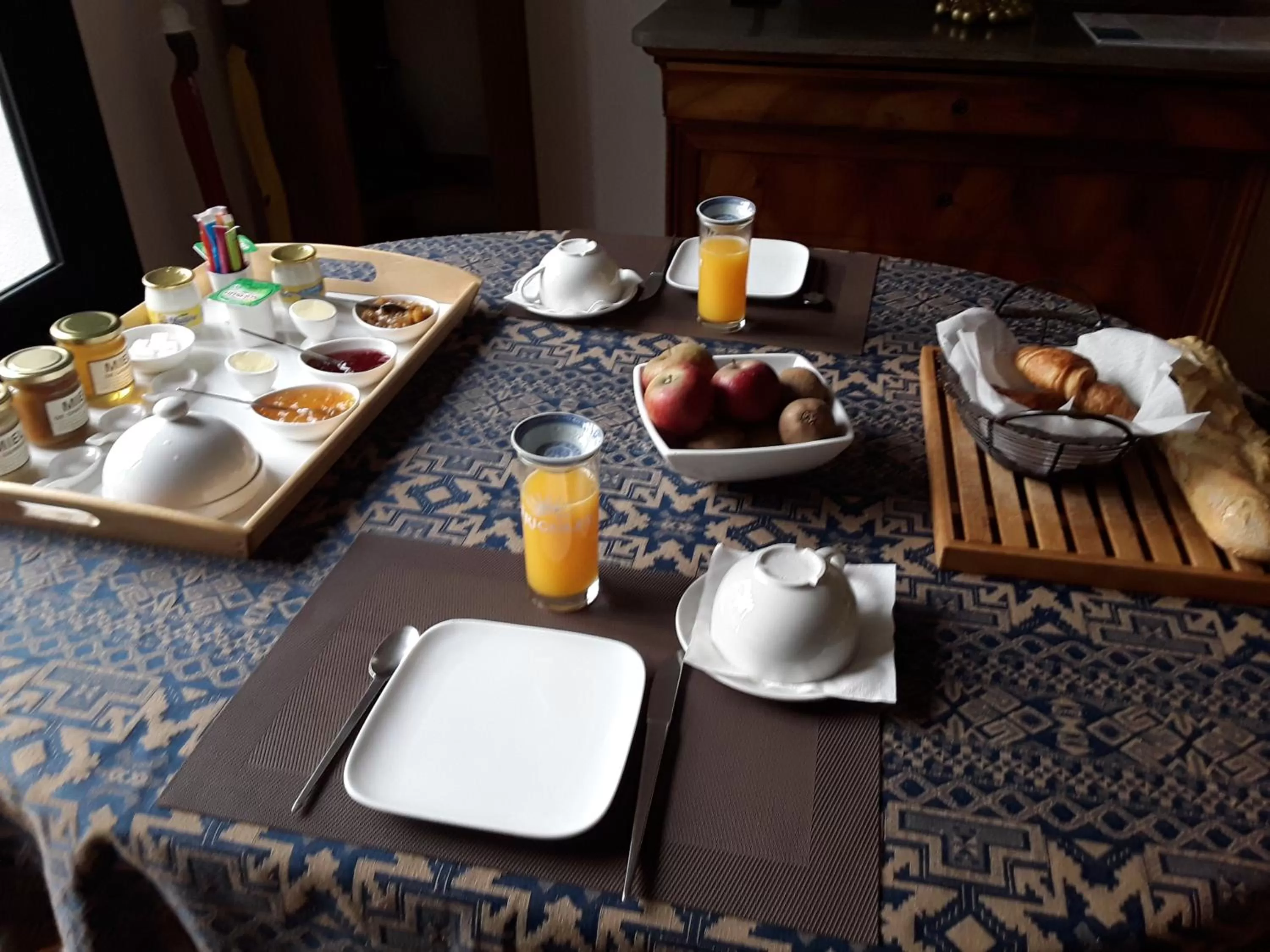 Continental breakfast in Chambres d'Hôtes Lovely Planette
