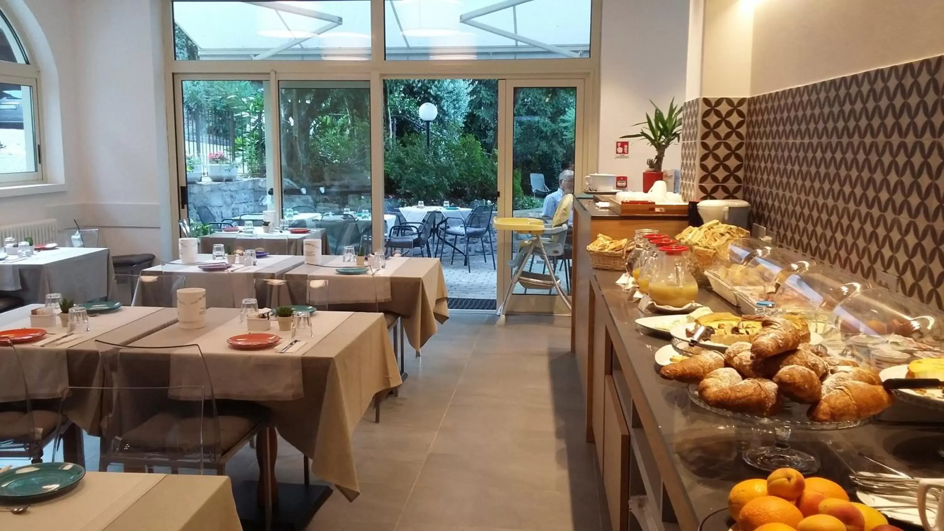 Breakfast, Restaurant/Places to Eat in Hotel Quarcino