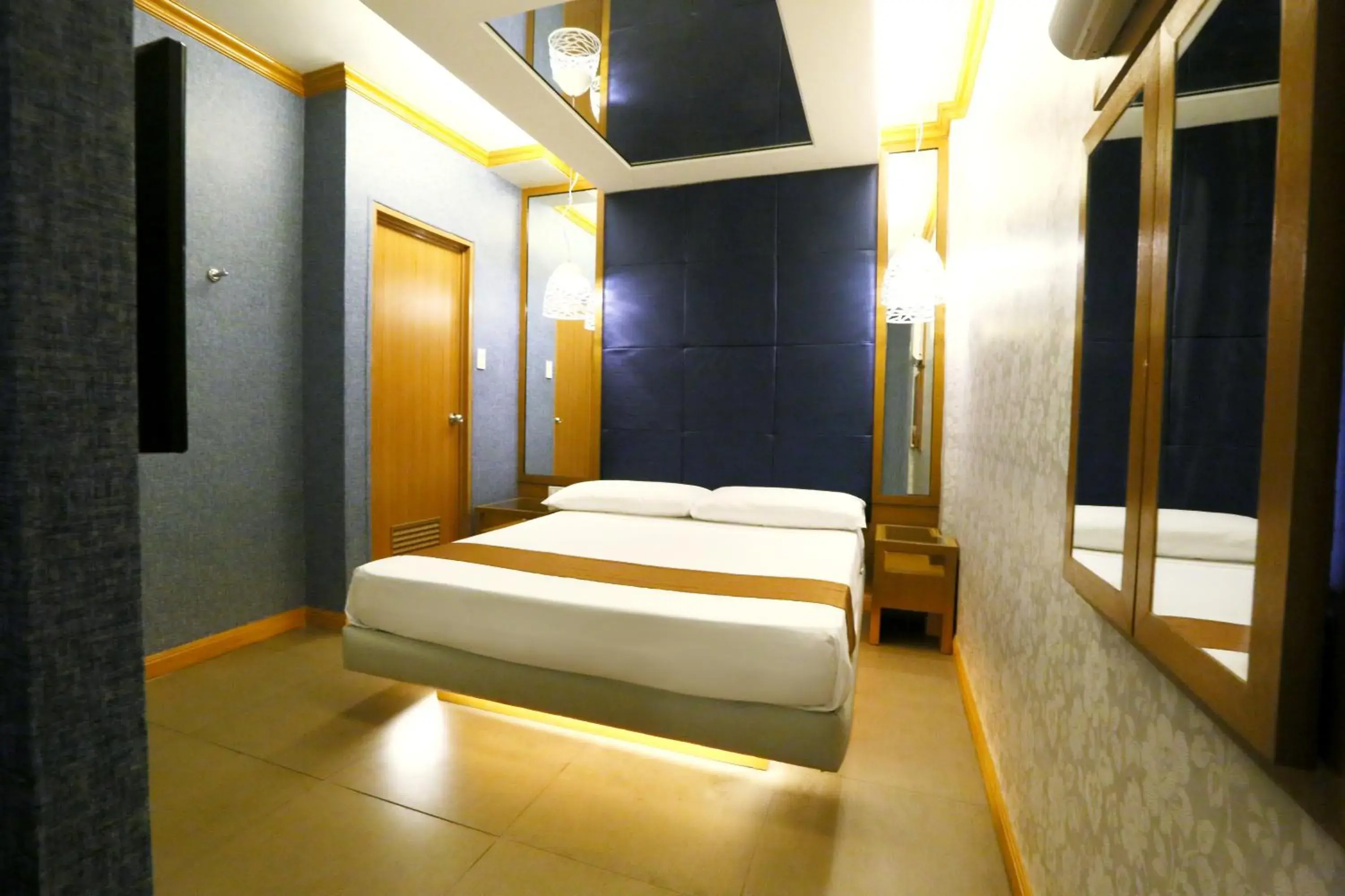 Bedroom, Bed in Victoria Court Cuneta Motorist Lodge