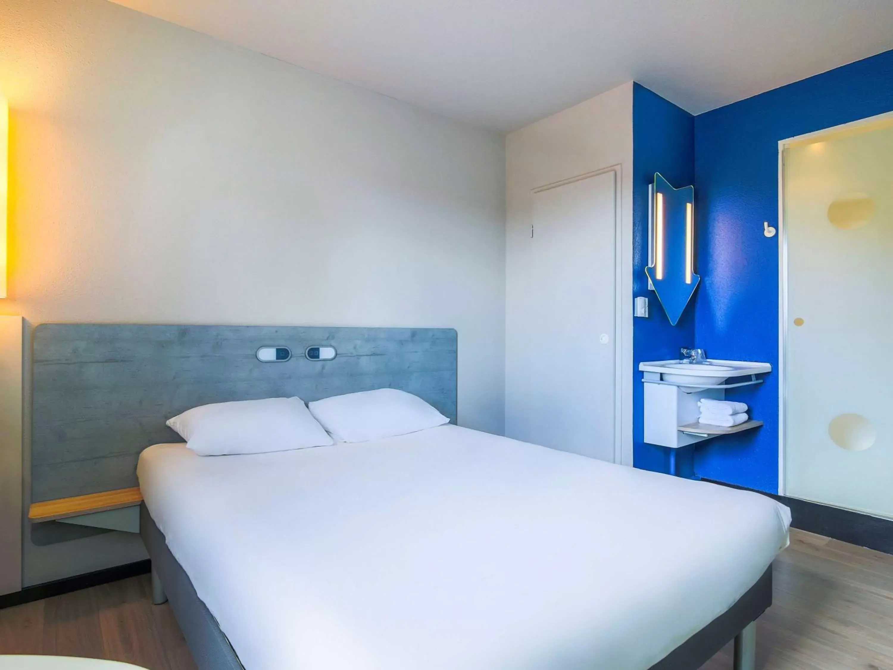 Bathroom, Bed in ibis budget Albi Centre