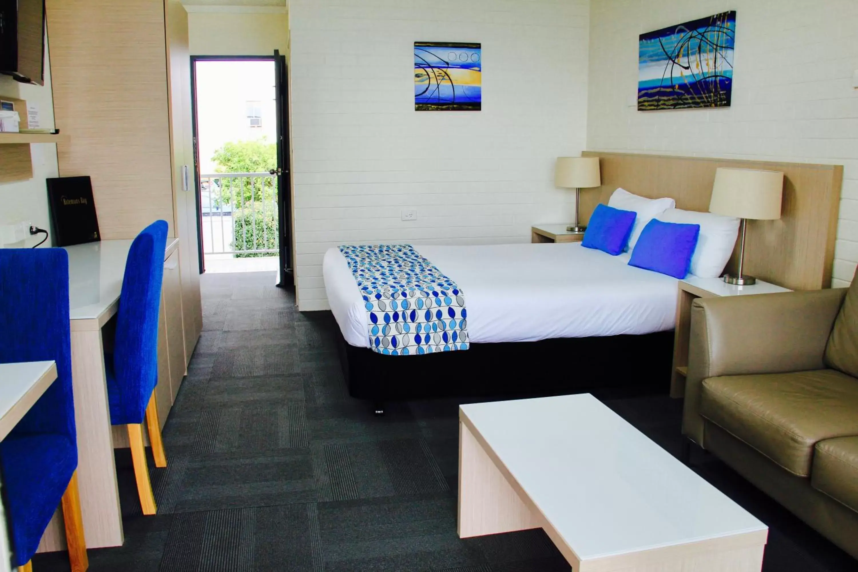 Photo of the whole room, Bed in Zorba Waterfront Motel