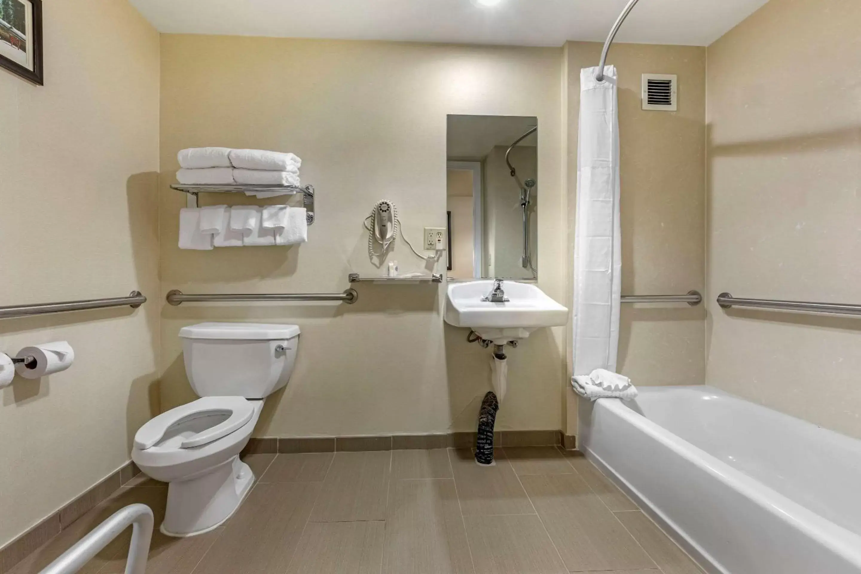 Bathroom in Comfort Suites Visalia Convention Center