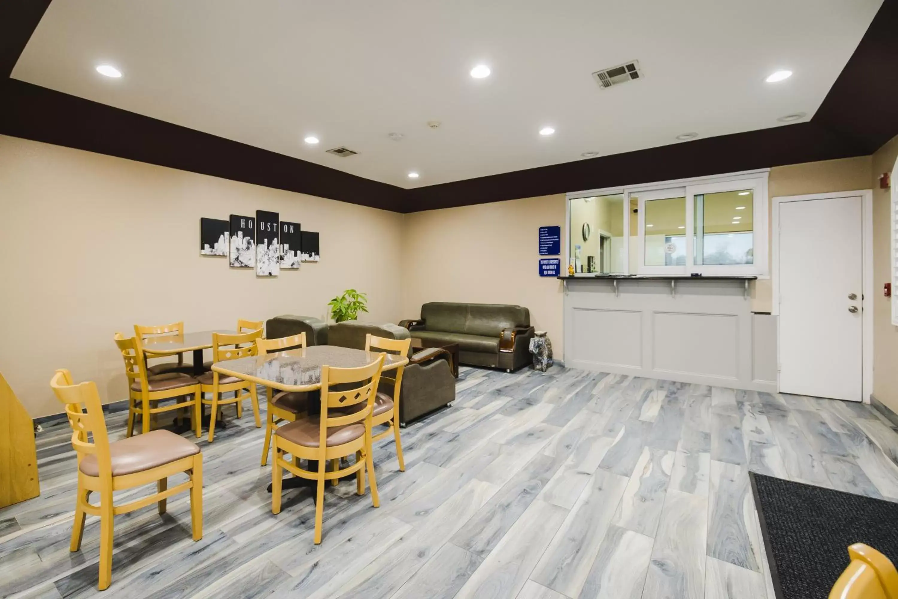 Seating area in Sapphire Inn & Suites