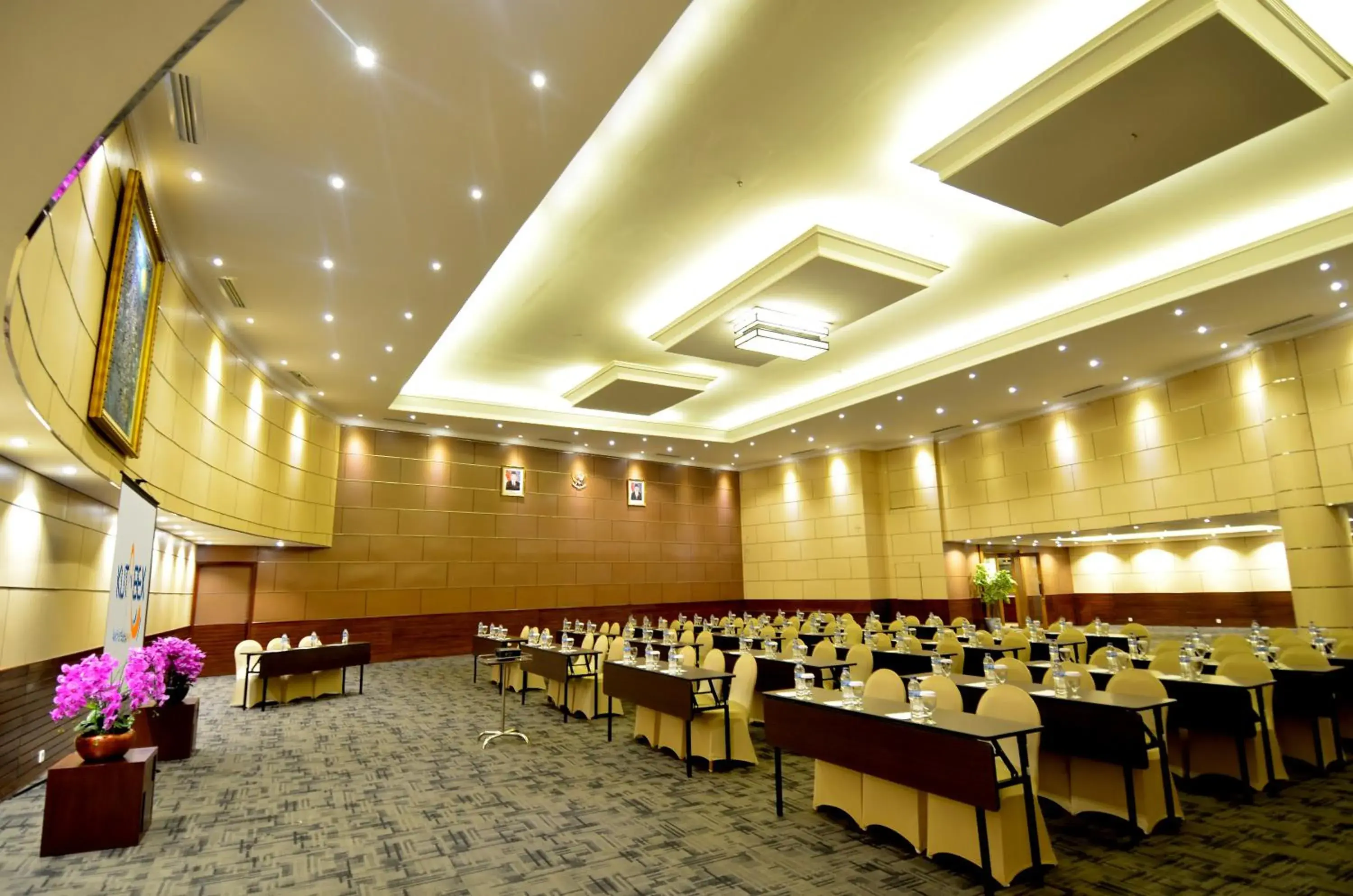 Banquet/Function facilities, Restaurant/Places to Eat in Kutabex Beachfront Hotel