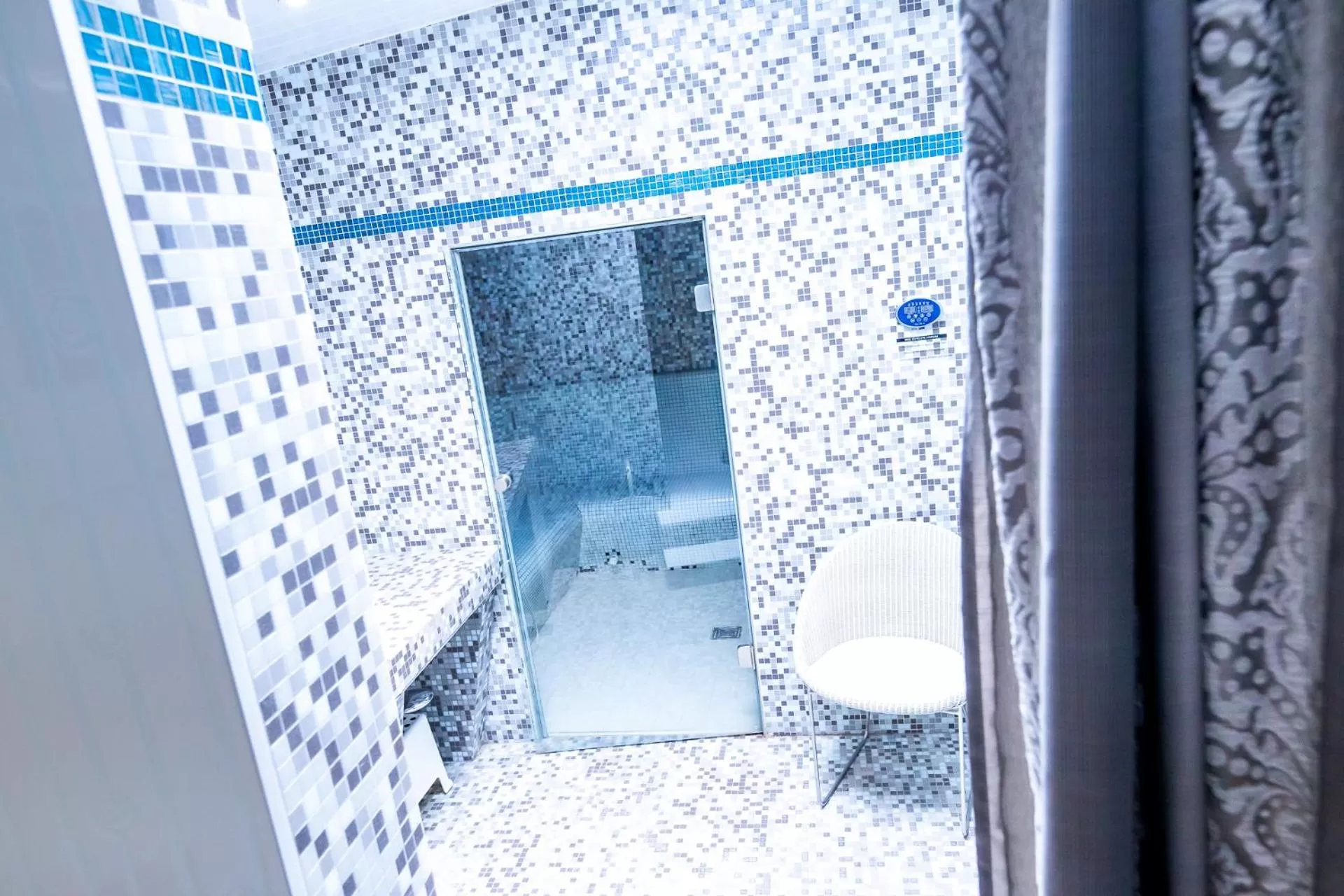 Steam room in La Ferme de l'Oudon & SPA