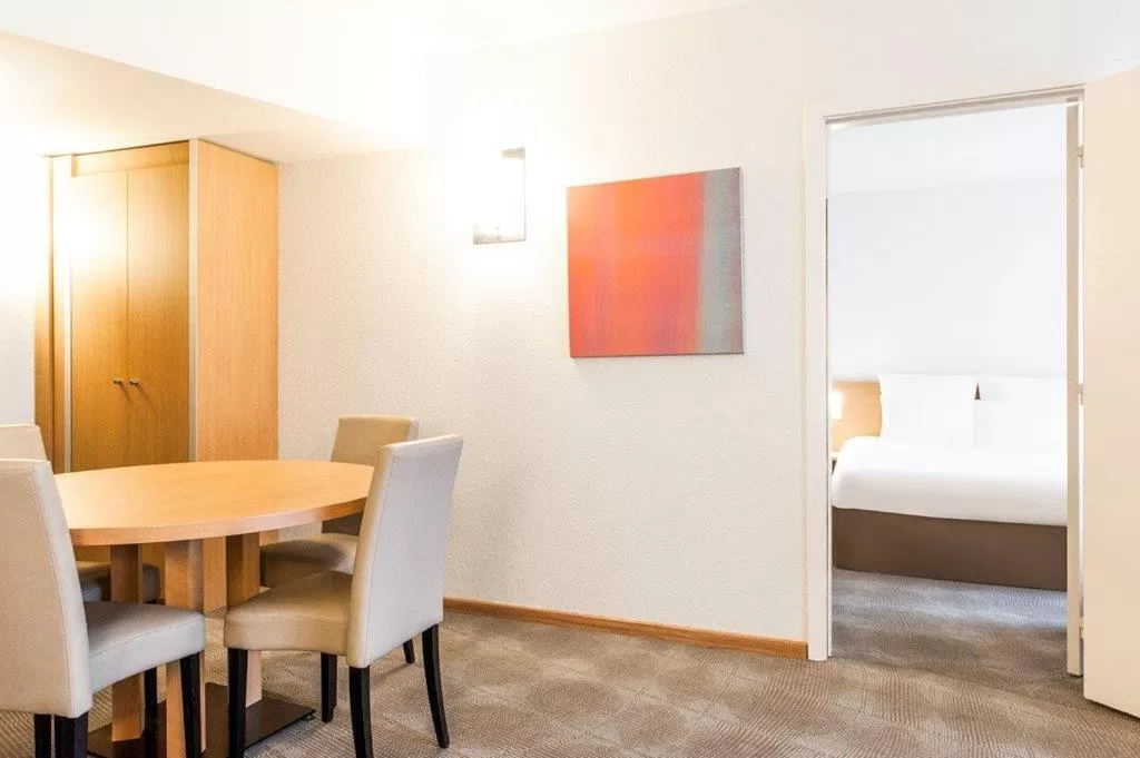 Dining area, Bed in Novotel Gent Centrum