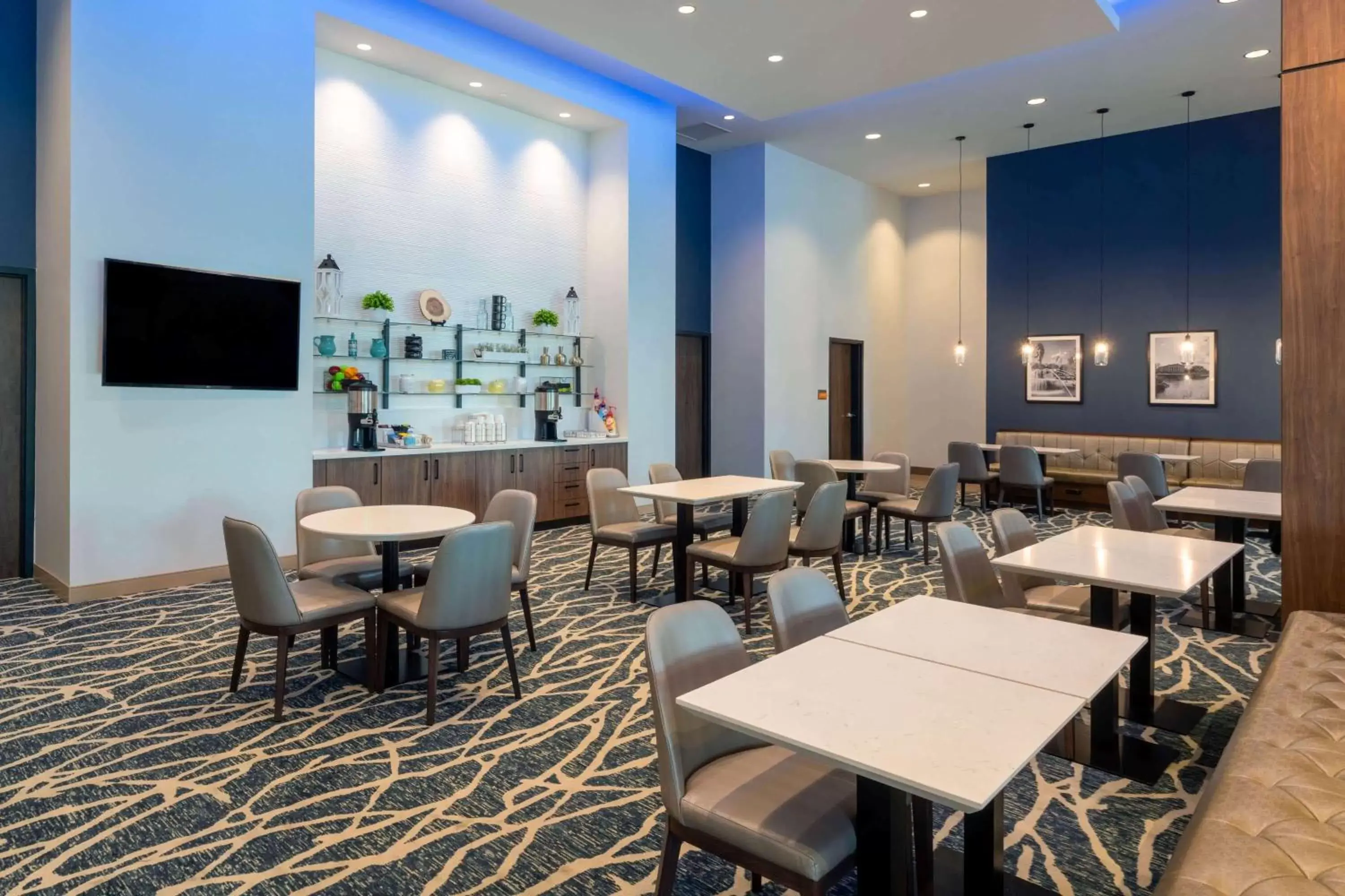 Restaurant/Places to Eat in La Quinta Inn & Suites by Wyndham Nashville Downtown Stadium
