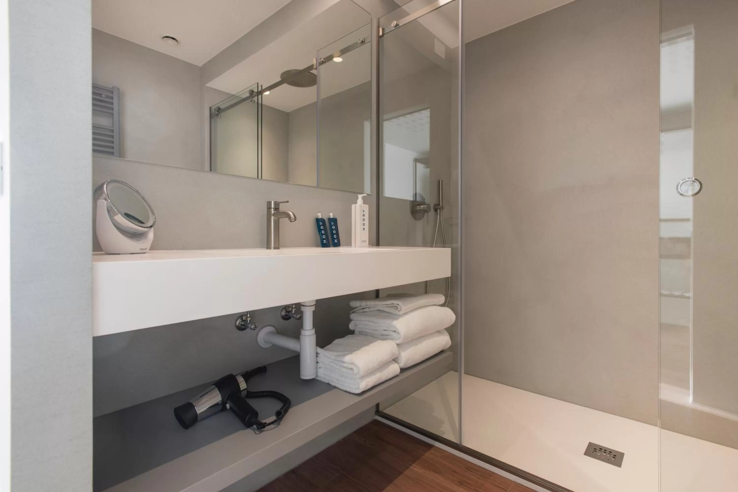 Shower in HOODY ACTIVE & HAPPINESS HOTEL