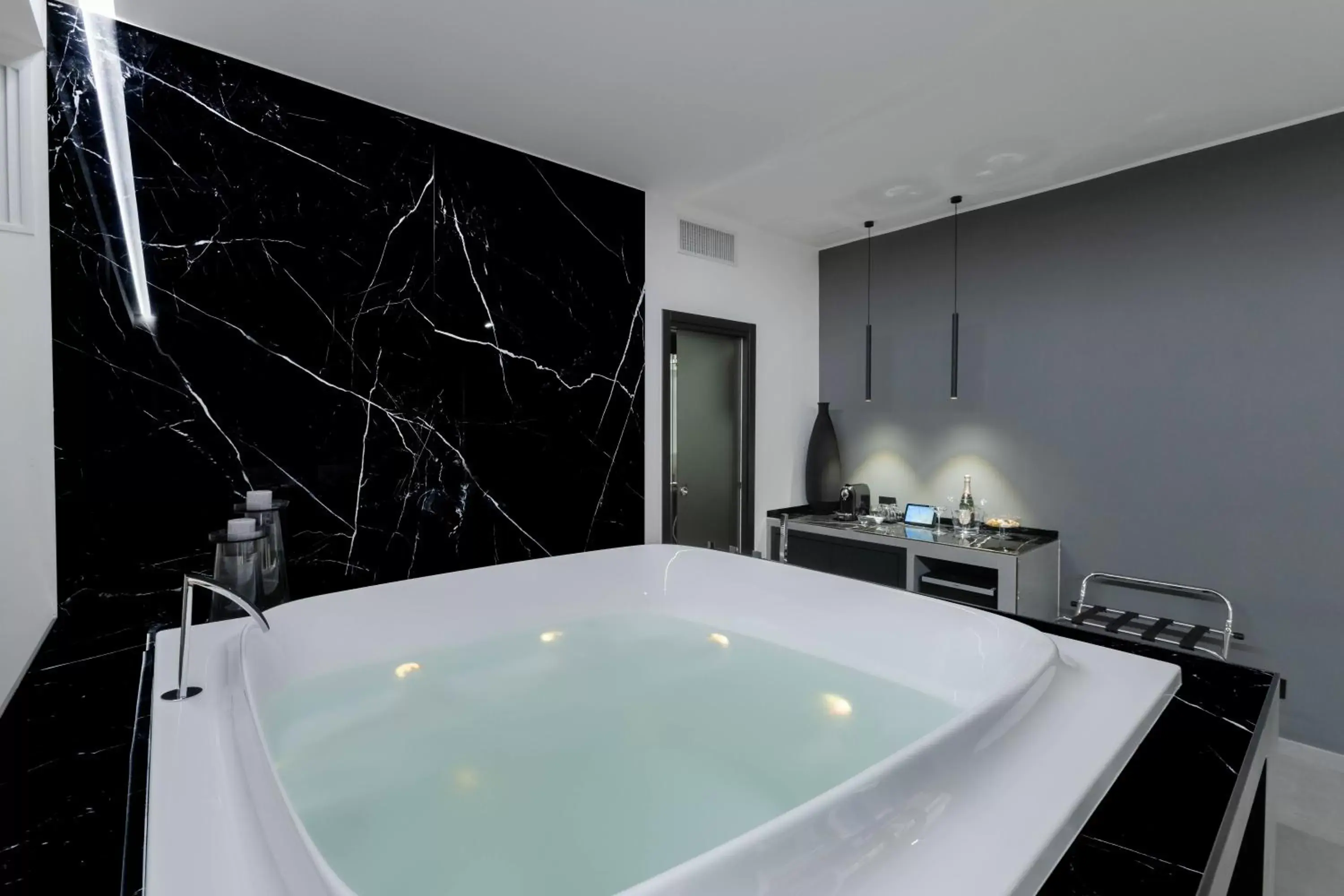 Hot Tub, Bathroom in Suite Palermo Apartment