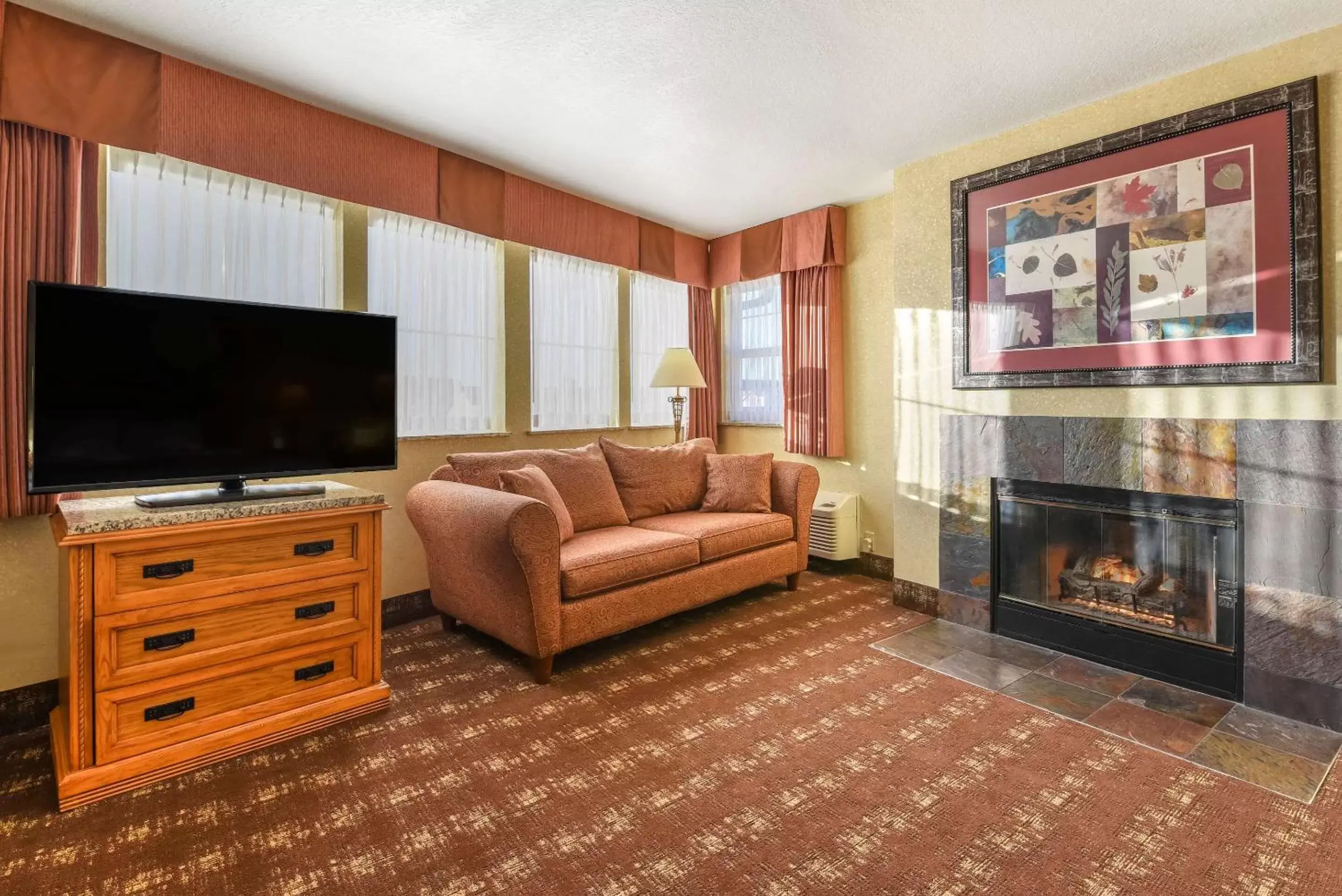 Photo of the whole room, TV/Entertainment Center in Kathryn Riverfront Inn, Ascend Hotel Collection