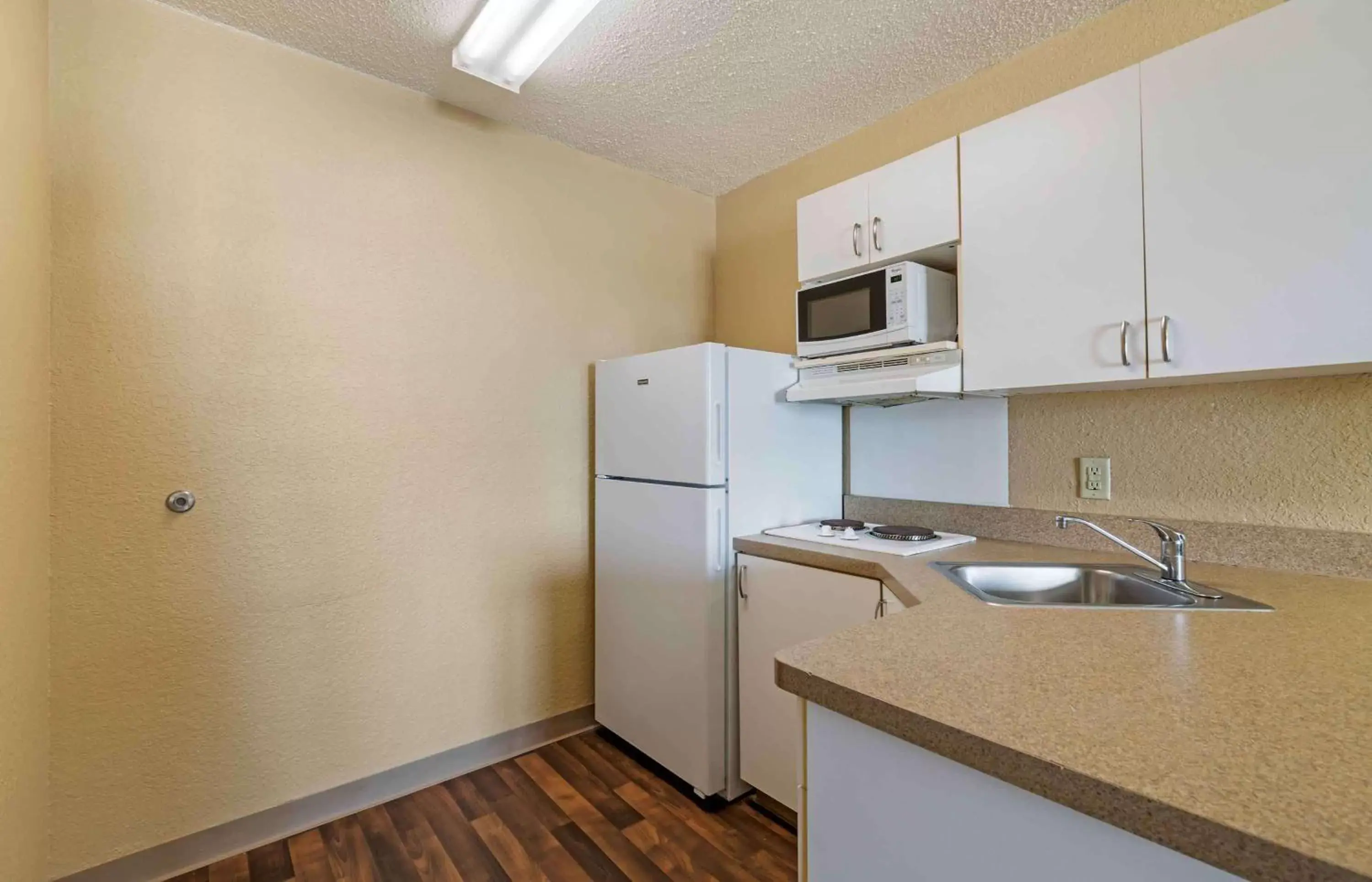 Bedroom, Kitchen/Kitchenette in Extended Stay America Suites - Fort Lauderdale - Cypress Creek - Andrews Ave