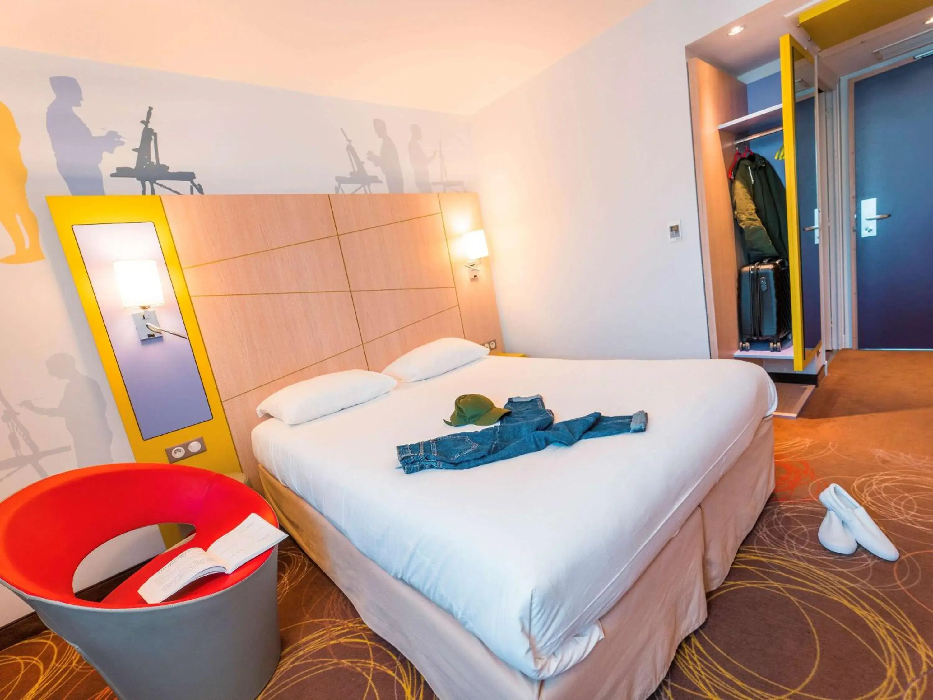 Photo of the whole room, Bed in ibis Styles Honfleur Centre Historique