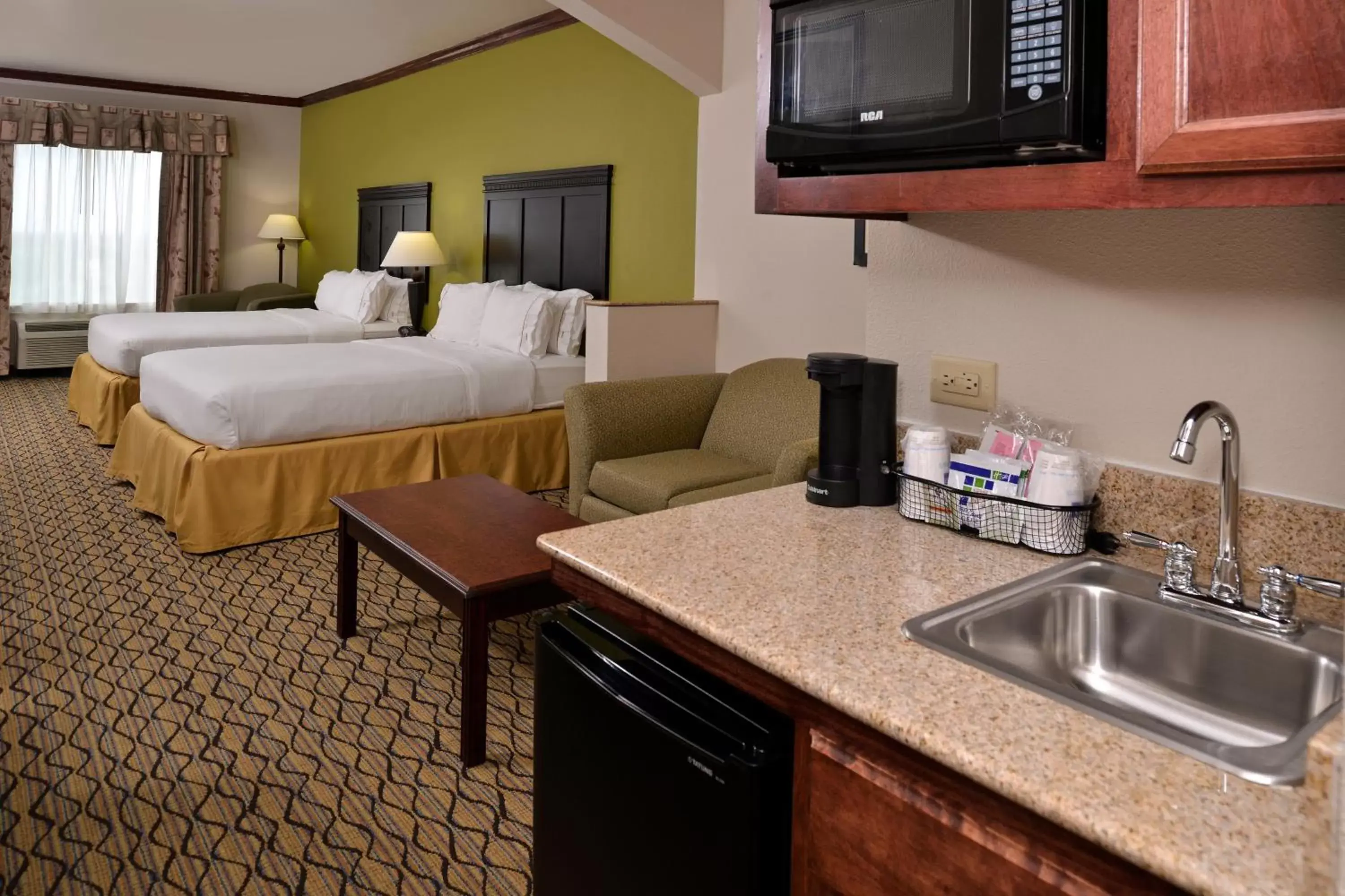 Photo of the whole room, Kitchen/Kitchenette in Holiday Inn Express Hotel & Suites Sherman Highway 75, an IHG Hotel
