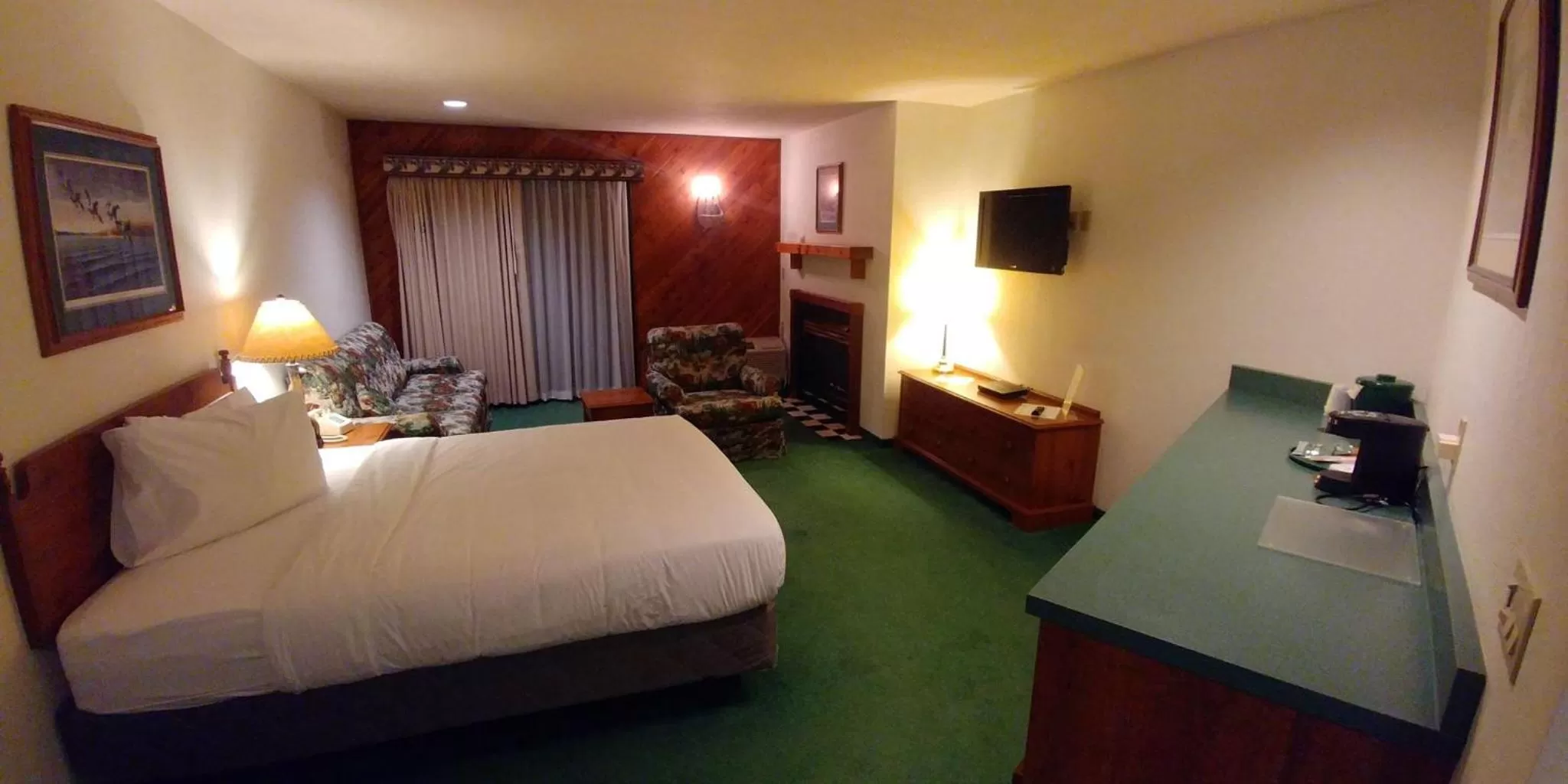 Deluxe Queen Room in Whitetail Lodge