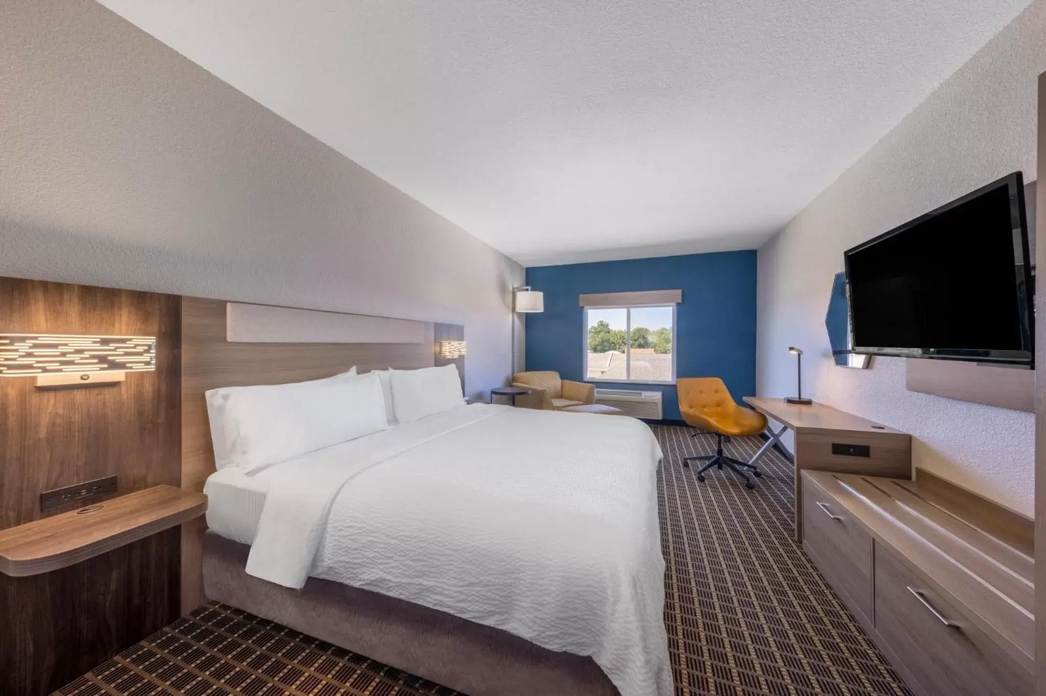 Photo of the whole room, Bed in Holiday Inn Express & Suites Pittsburg, an IHG Hotel