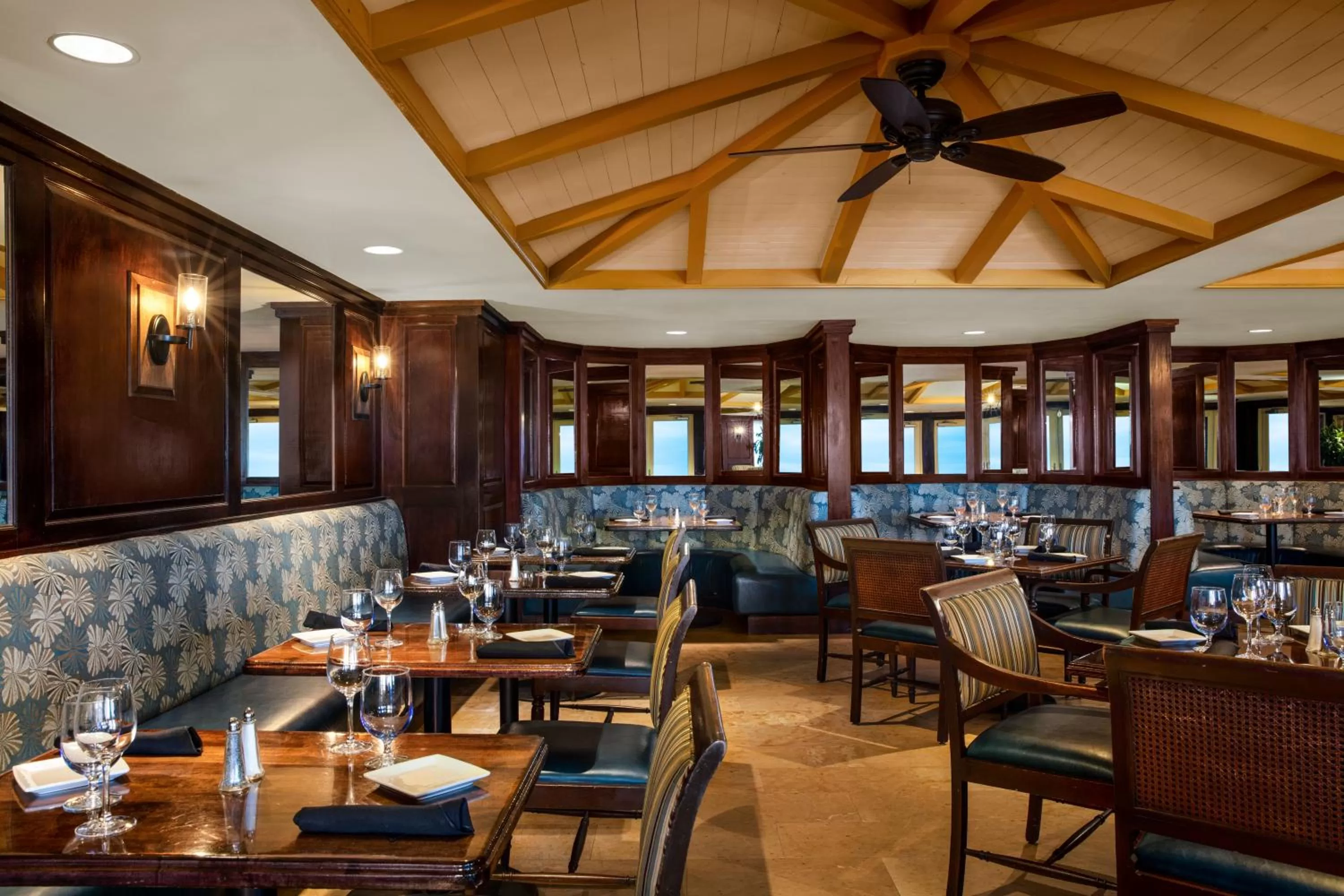 Restaurant/places to eat in The Shores Resort & Spa