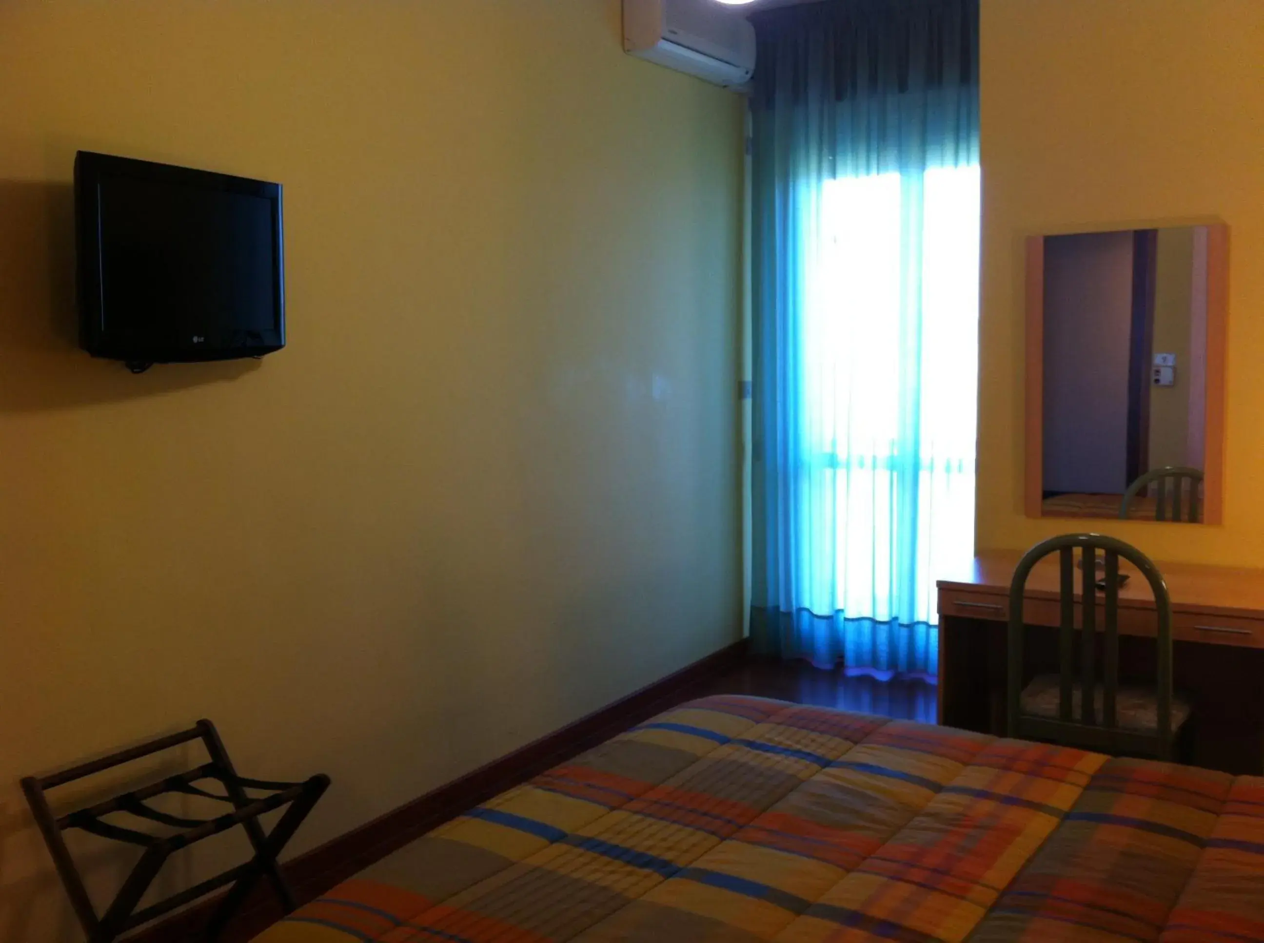 Bedroom, TV/Entertainment Center in Hotel Atleti