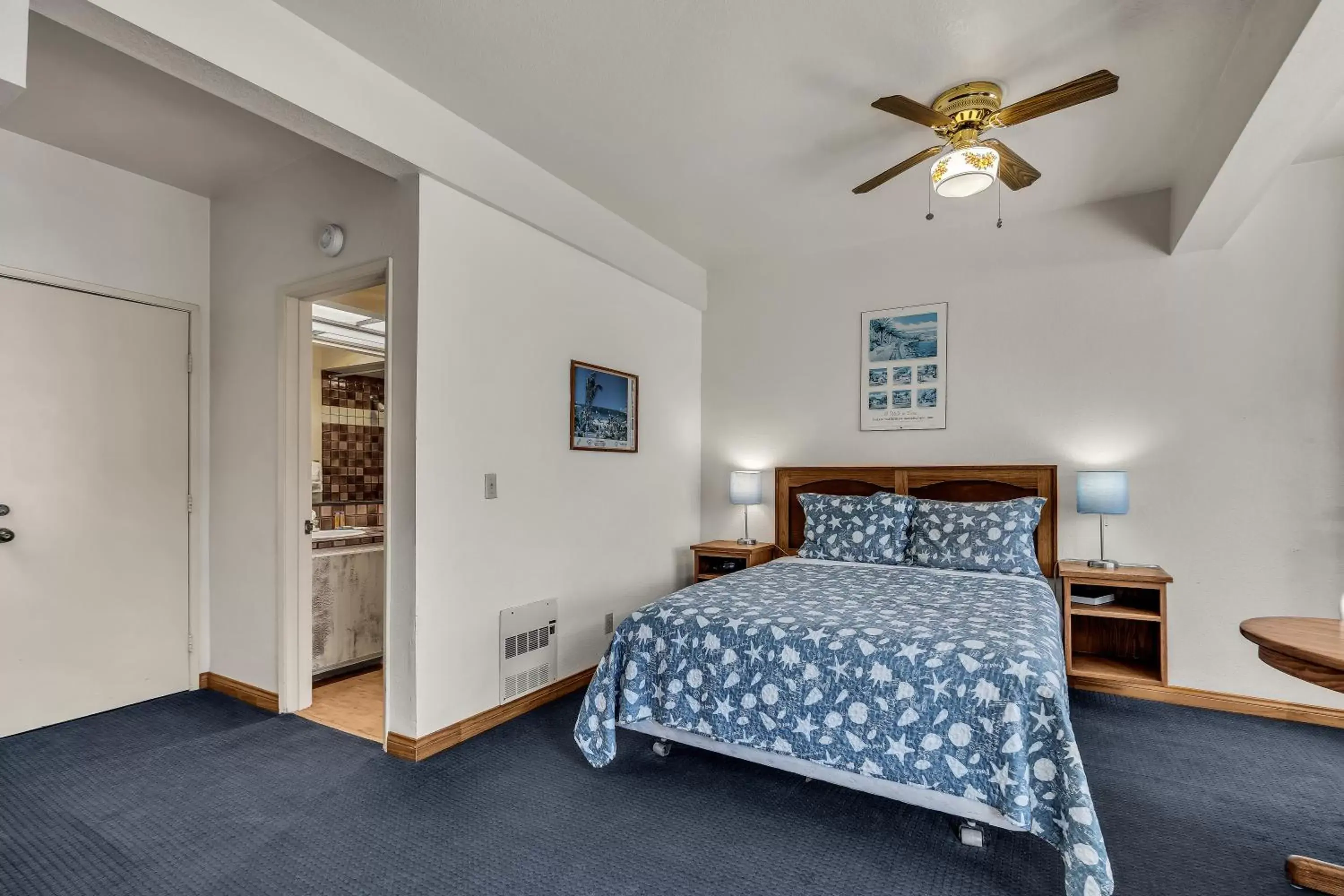 Bed in Seaport Village Inn, Avalon