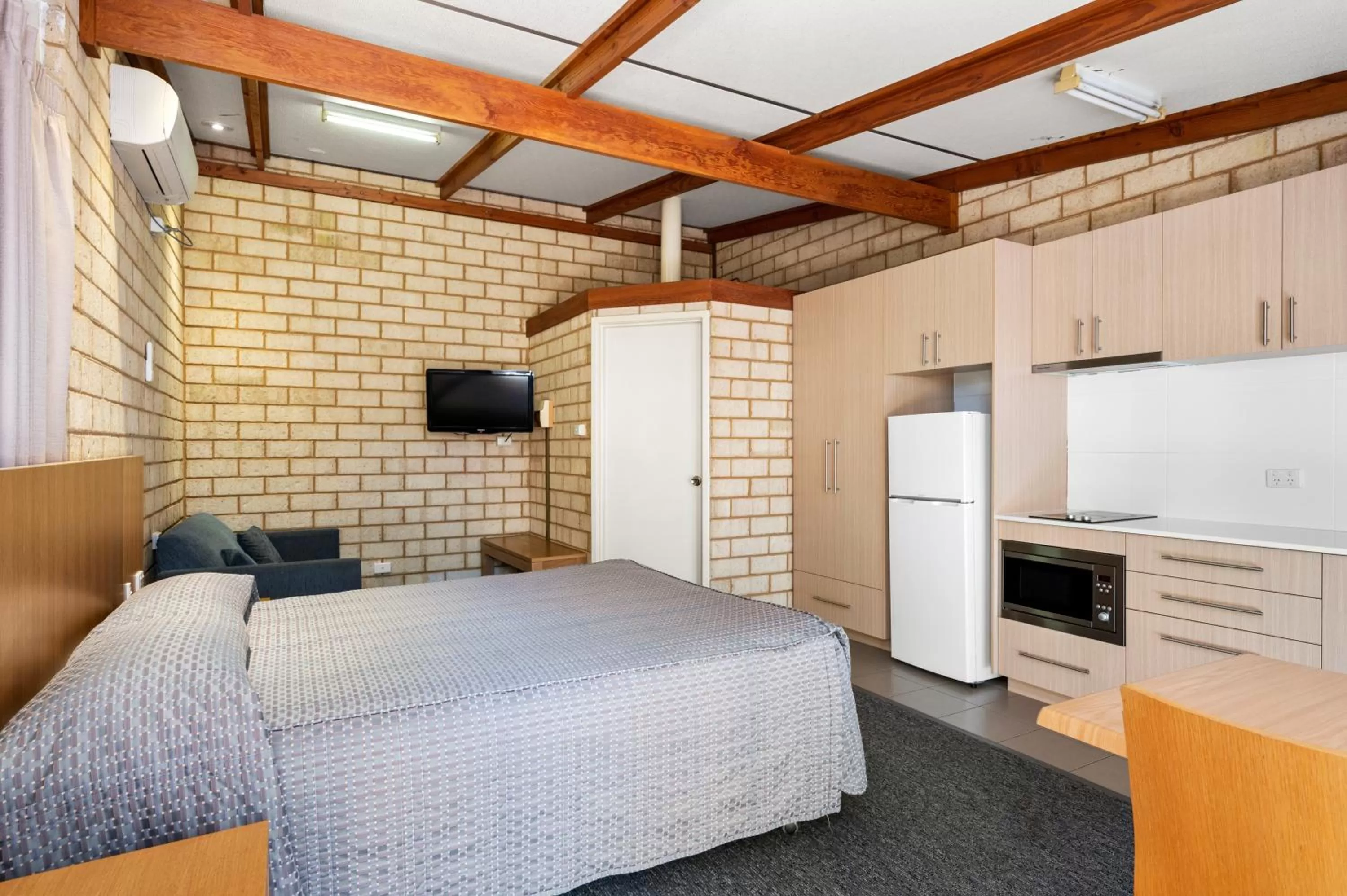 Kitchen or kitchenette, Bed in The View On Hannans Kalgoorlie