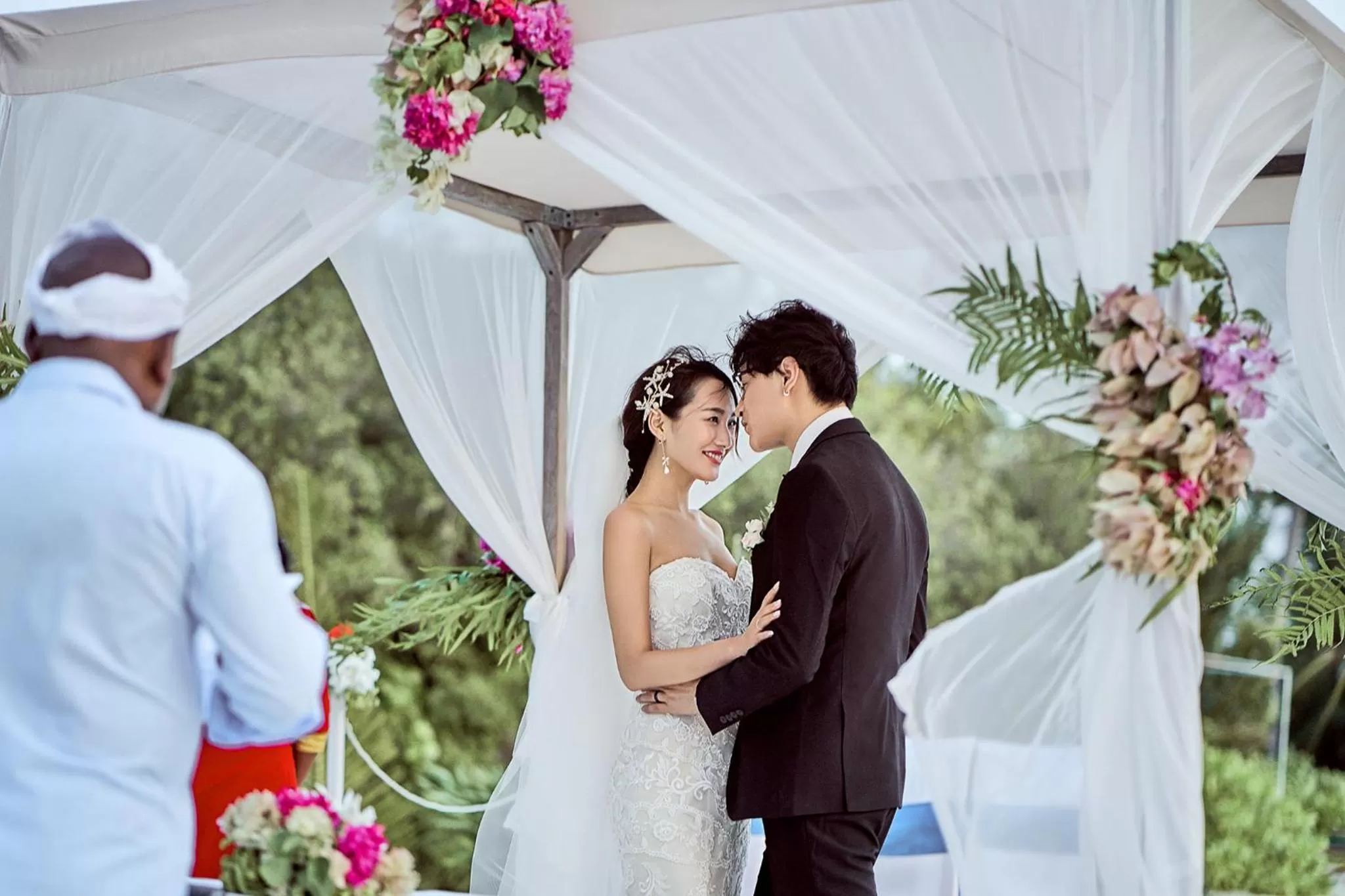 Guests in Canareef Resort Maldives
