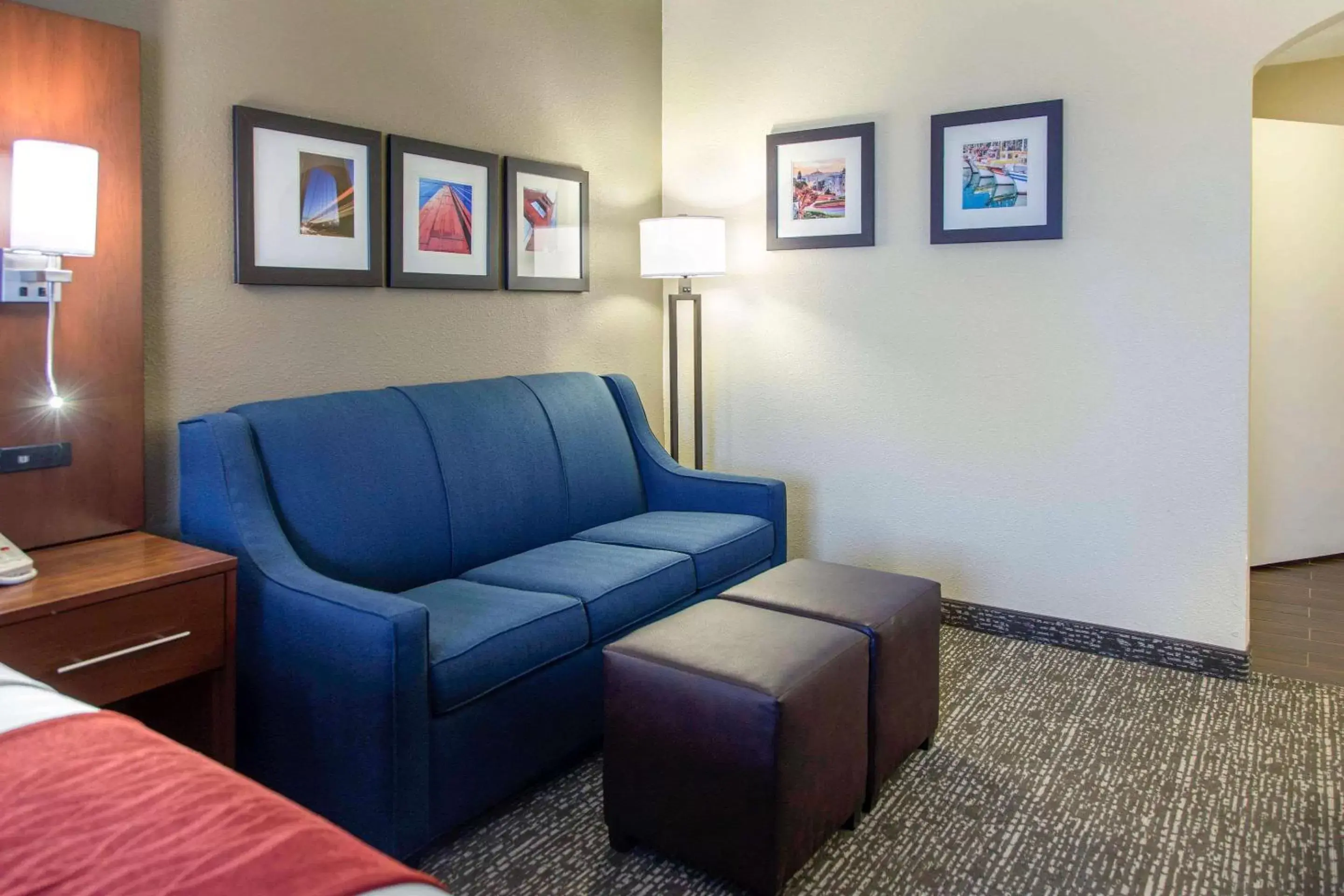Photo of the whole room, Seating Area in Comfort Inn & Suites San Francisco Airport North