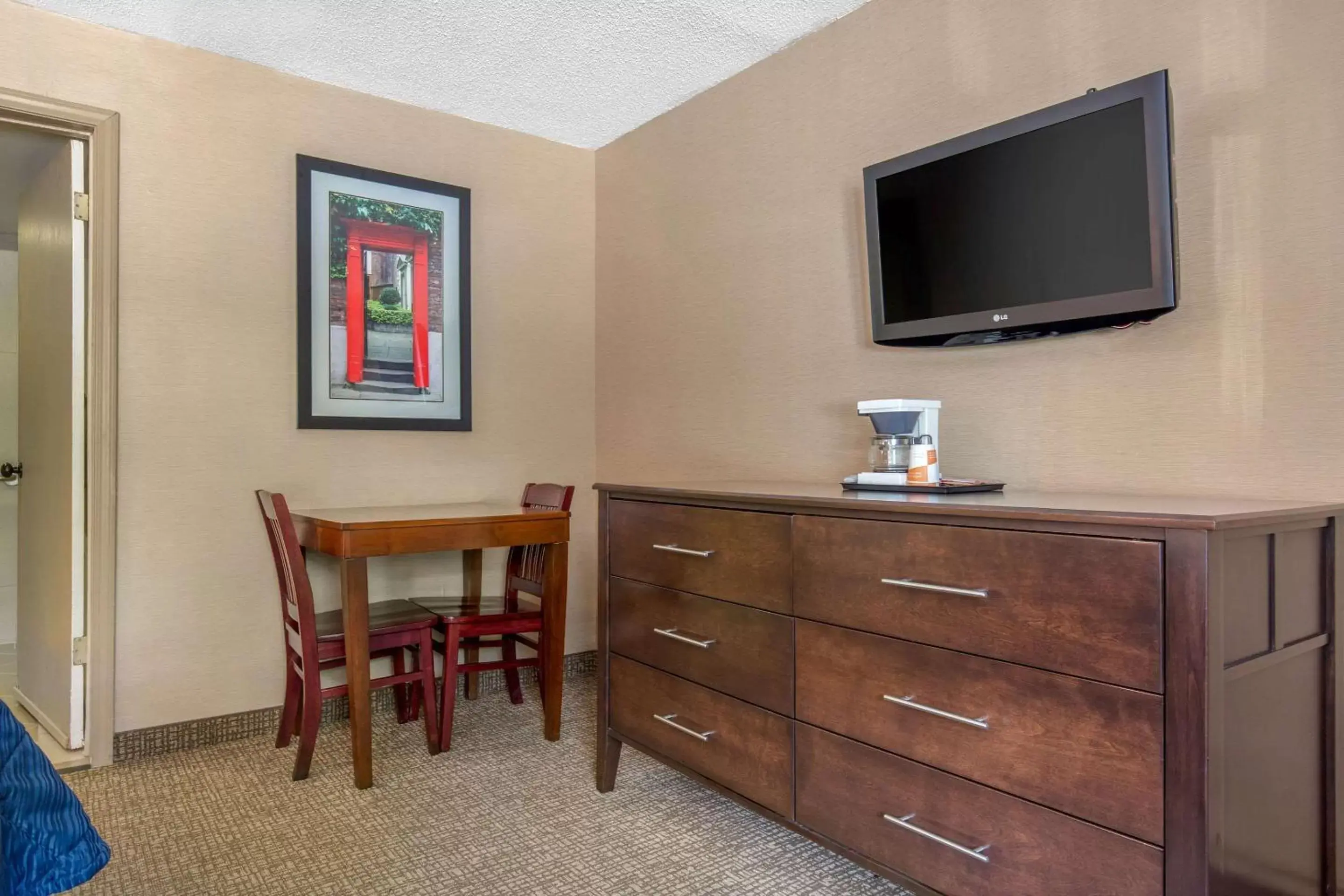 Photo of the whole room, TV/Entertainment Center in Rodeway Inn Chicago