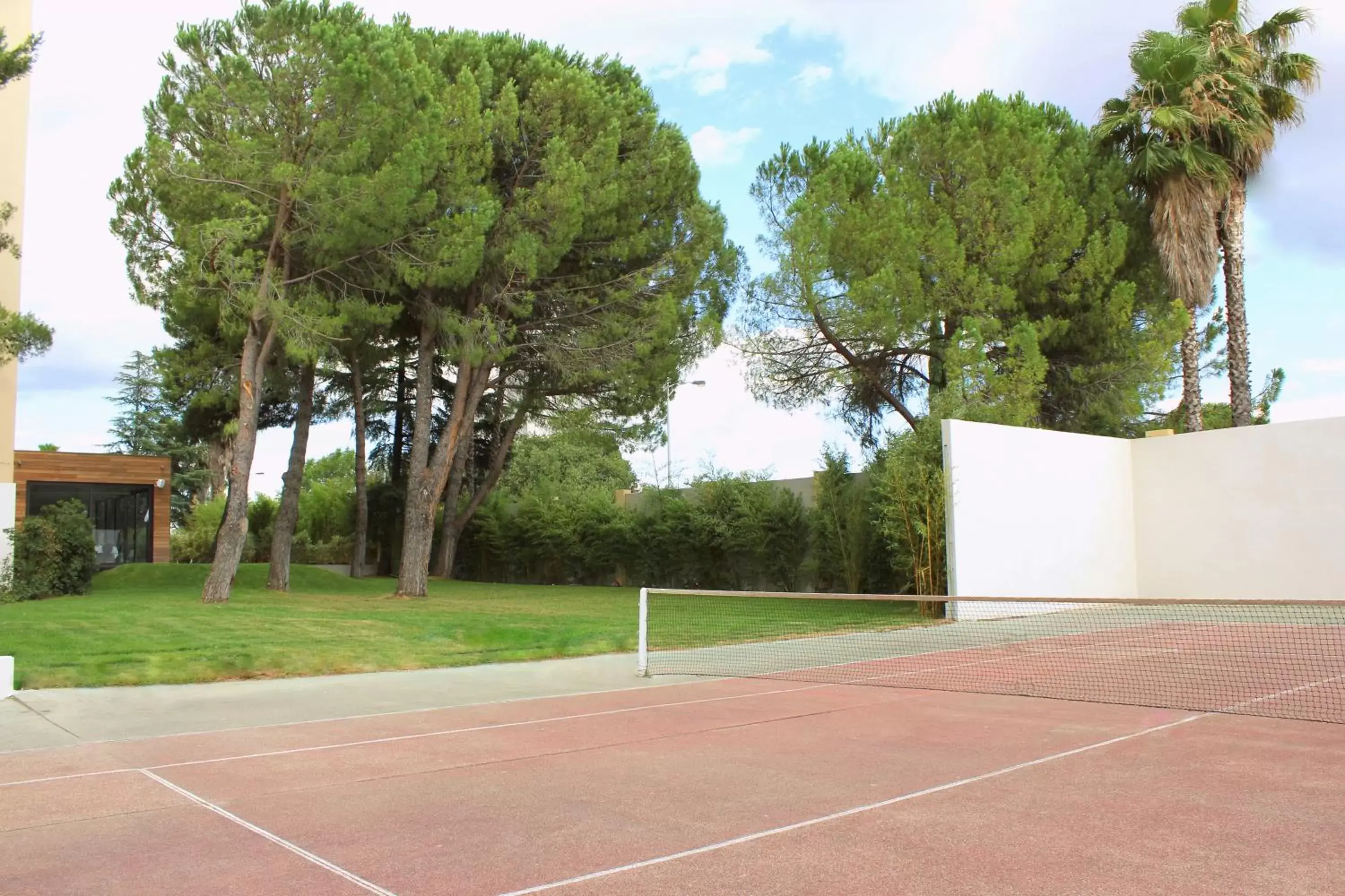 Tennis court, Tennis/Squash in HÔTEL C SUITES chambres spacieuses