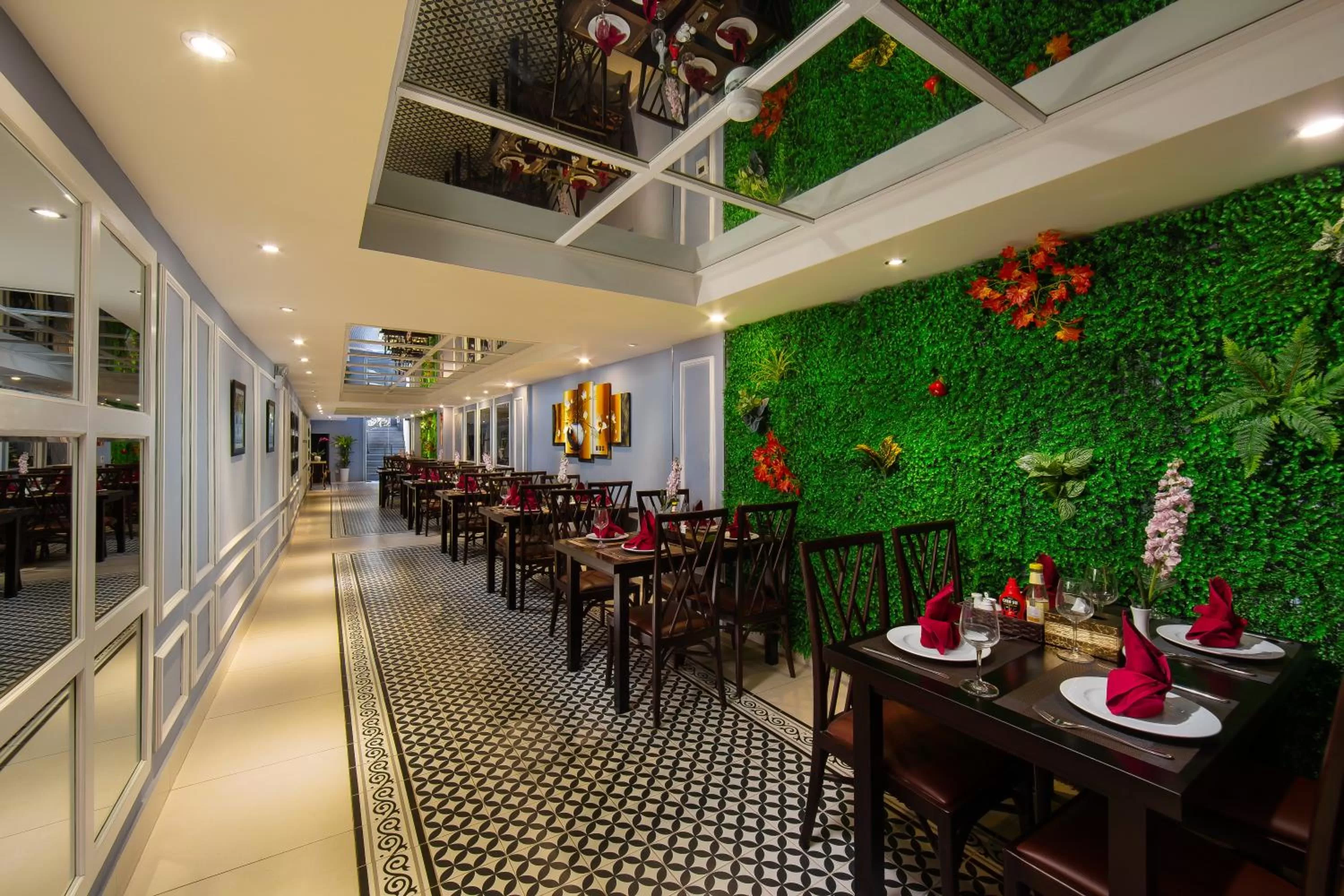 Restaurant/places to eat in 22land Residence Hotel 71 Hang Bong Premium