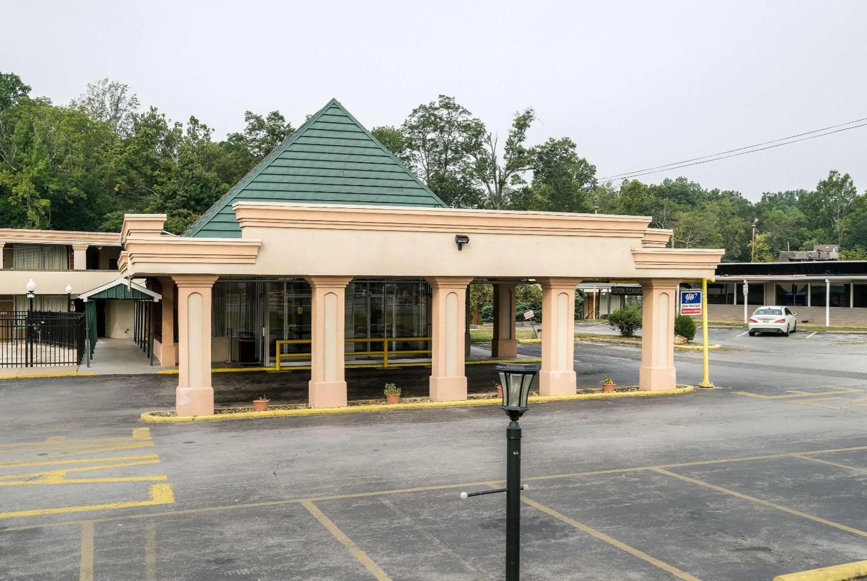 Property building in Rodeway Inn Newark