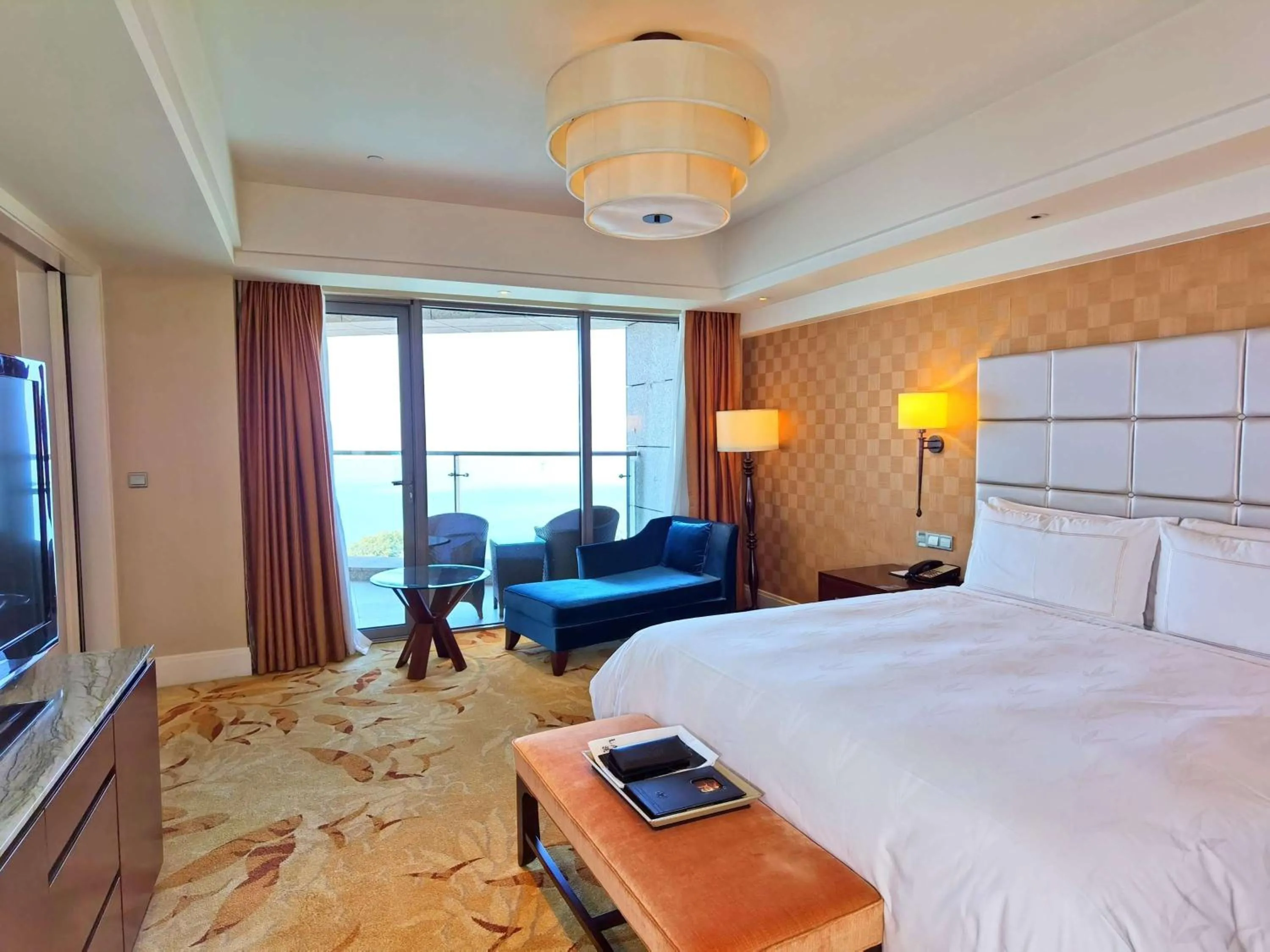 Photo of the whole room, Bed in Fairmont Yangcheng Lake