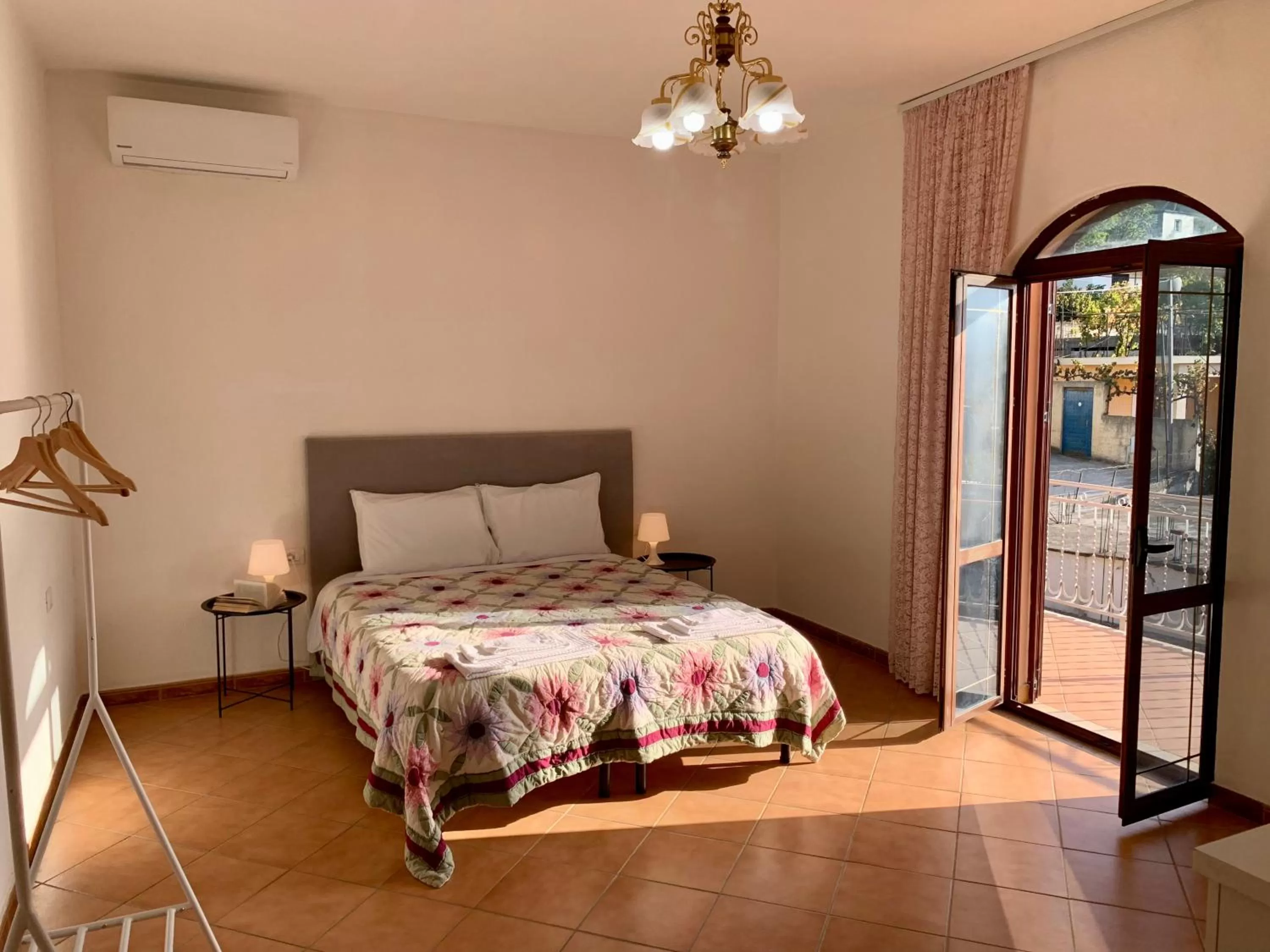 Balcony/Terrace, Bed in Guesthouse Villa Rosa Berat