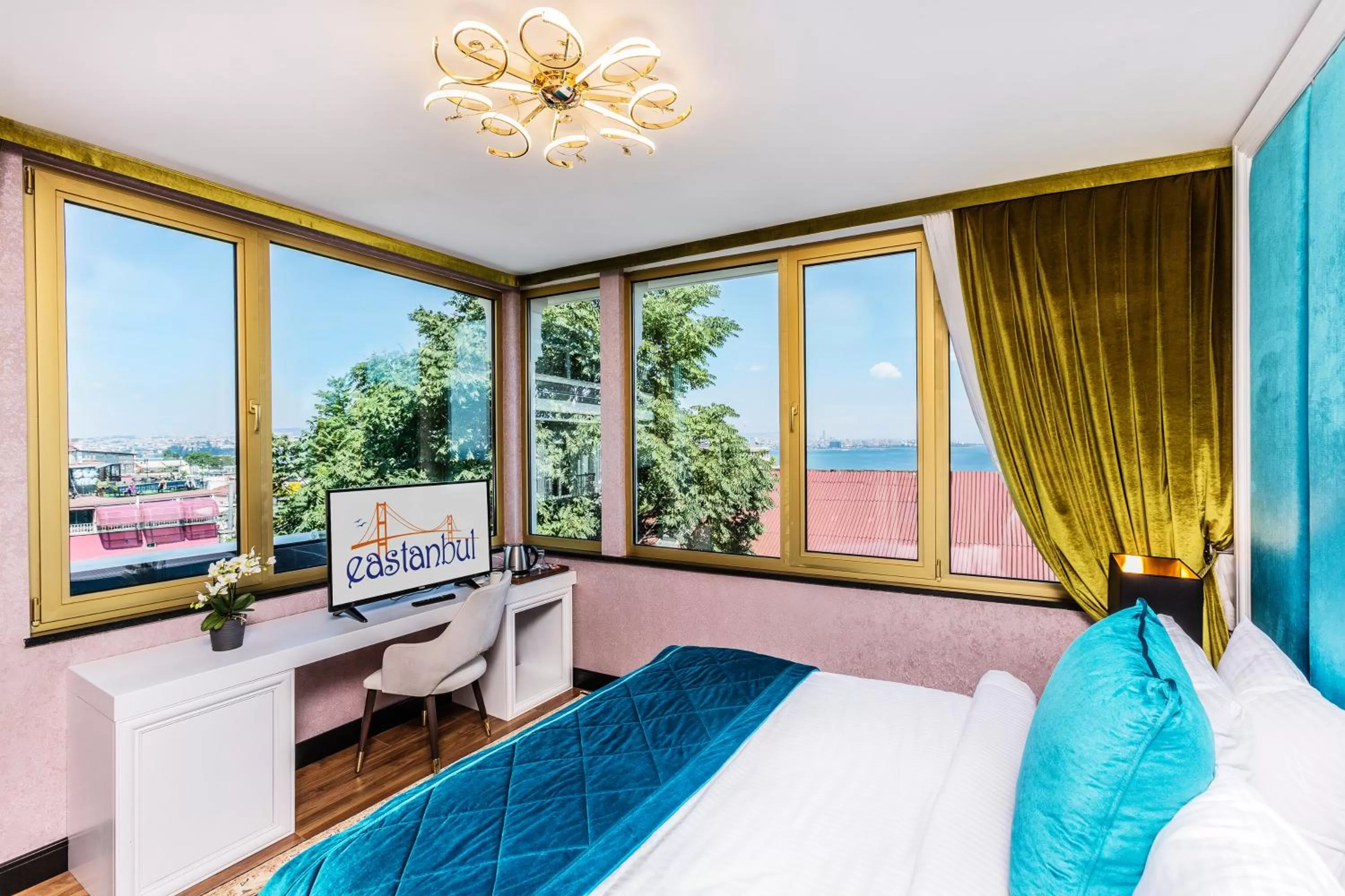 Photo of the whole room, Bed in Eastanbul Suites