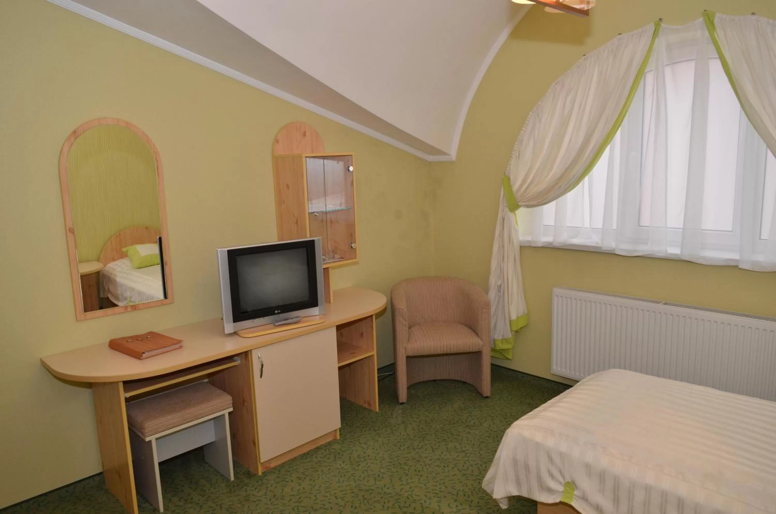 TV and multimedia, Bed in Hotel Serpanok