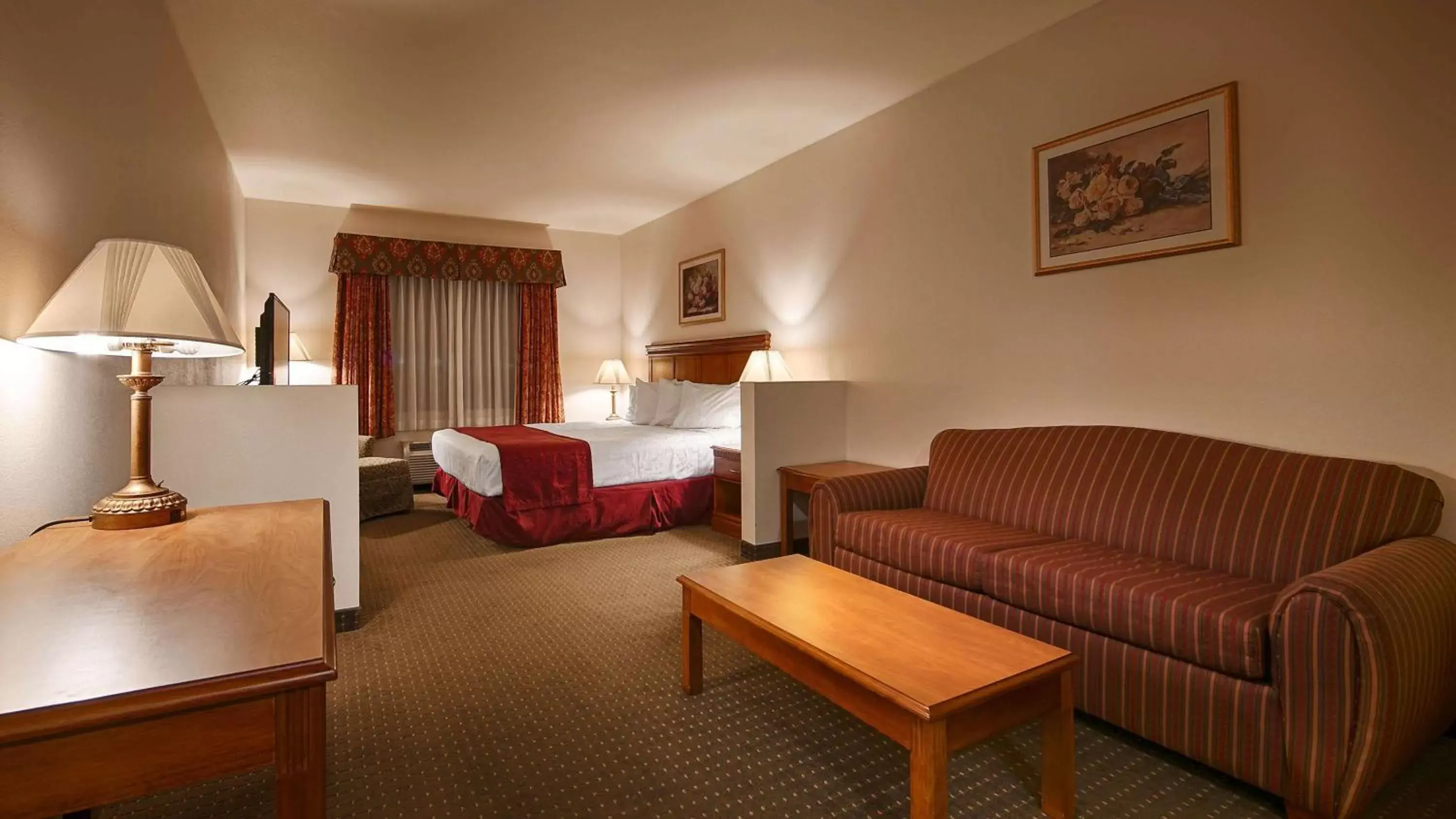 Photo of the whole room, Seating Area in Best Western Plus Lake Elsinore Inn & Suites