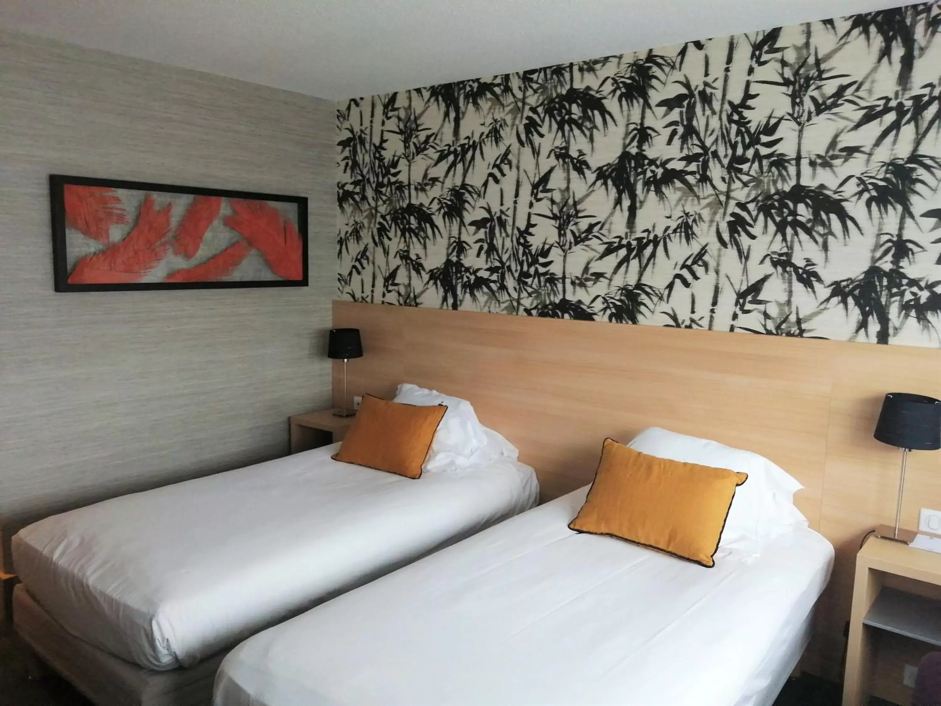 Bed in Hotel Inn Paris CDG Airport - ex Best Western