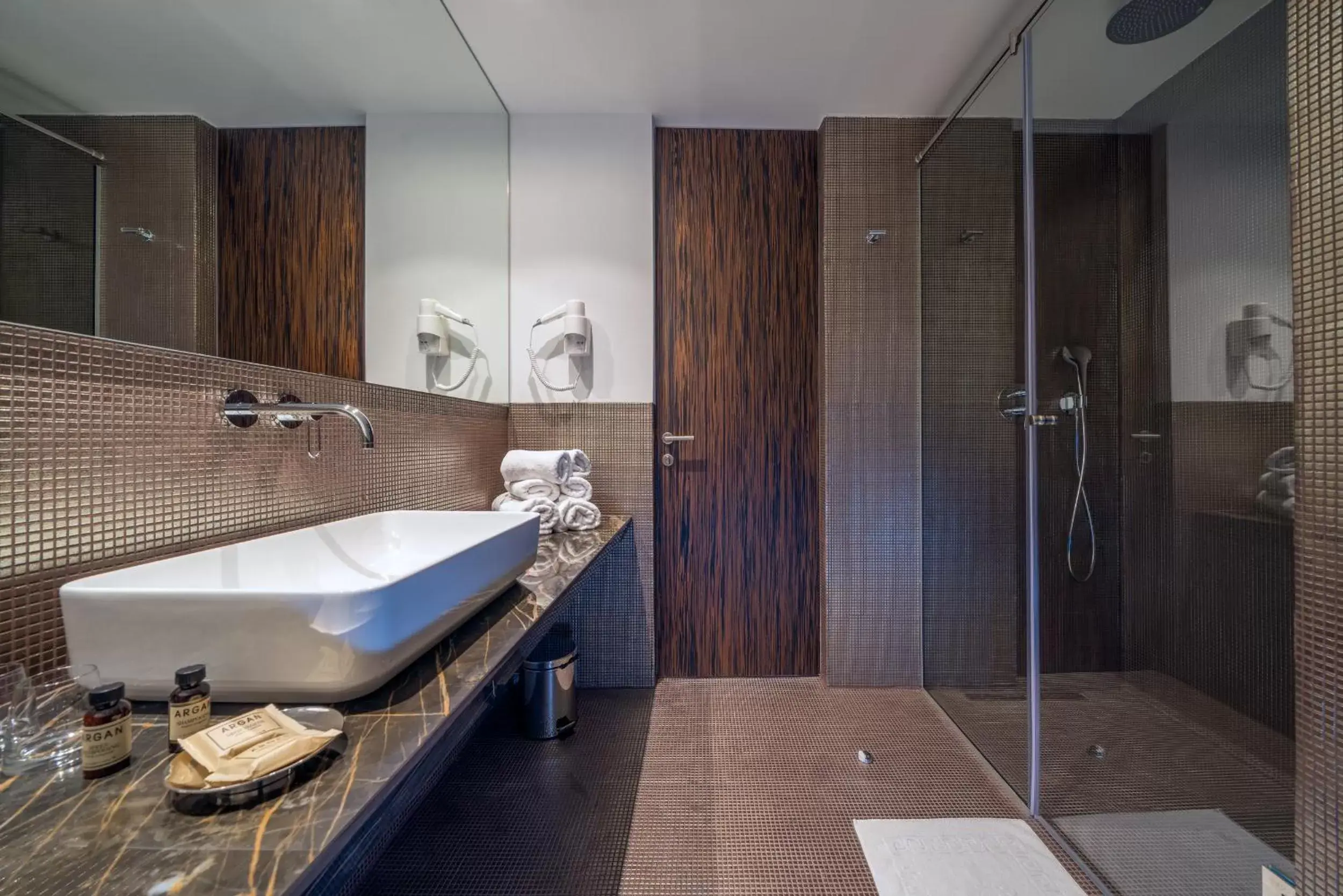Shower, Bathroom in Bellevue Superior City Hotel