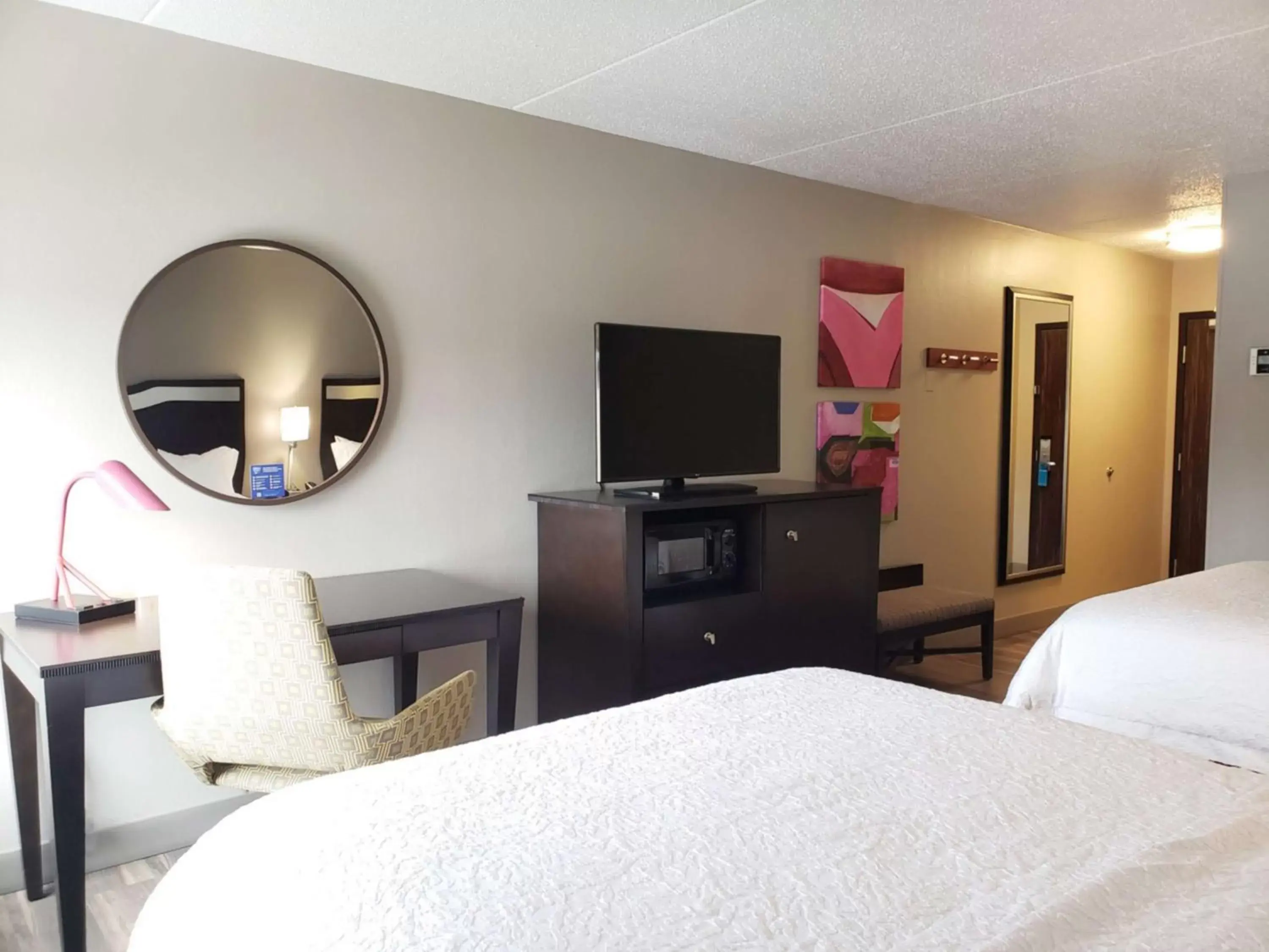 Bedroom, TV/Entertainment Center in Hampton Inn Johnstown