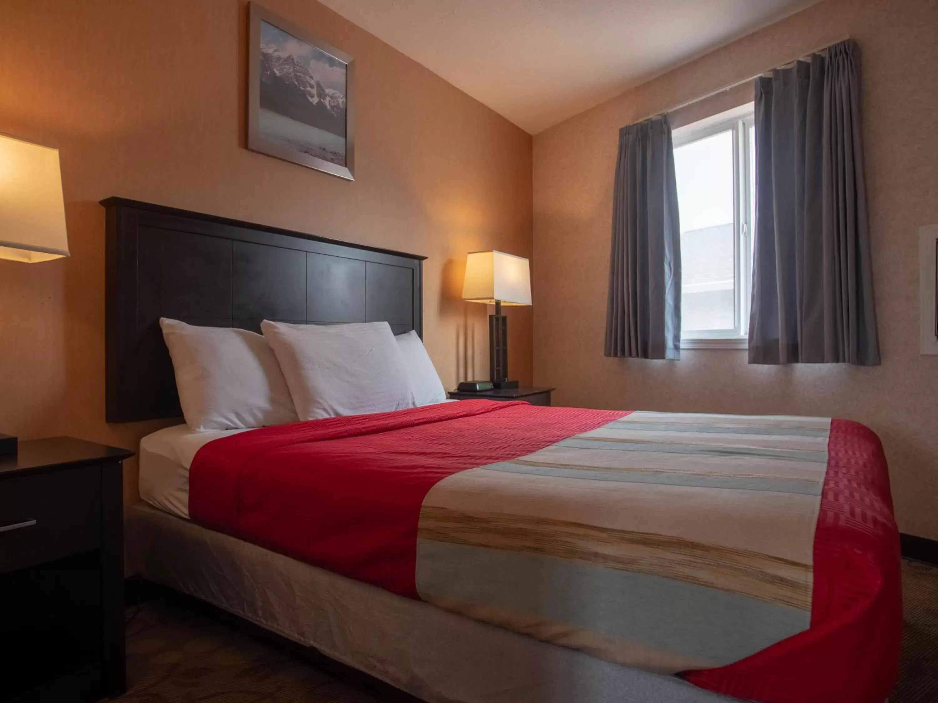 Bed in Best Budget Inn & Suites Kamloops