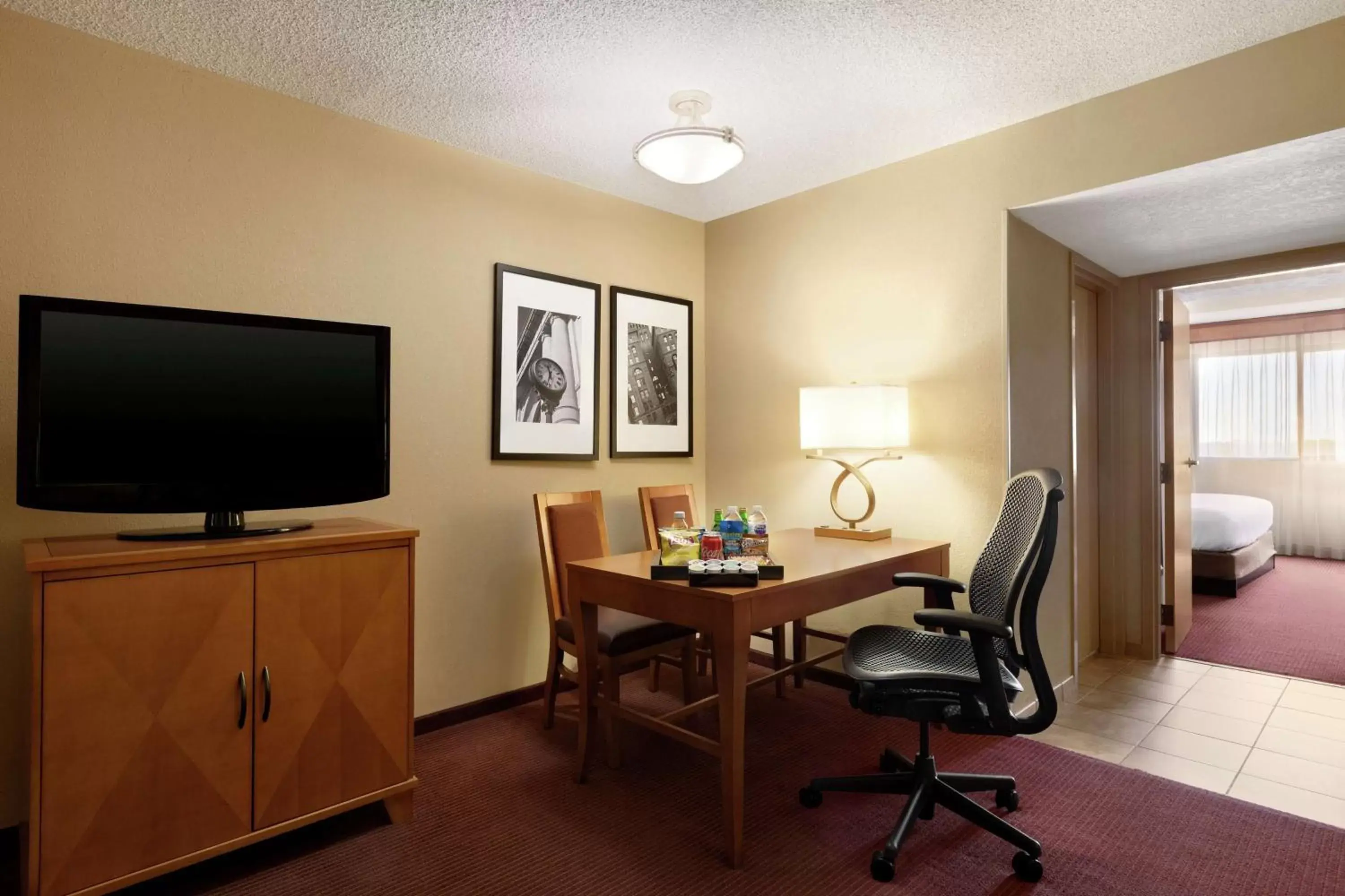 Bedroom, TV/Entertainment Center in Embassy Suites by Hilton Kansas City International Airport