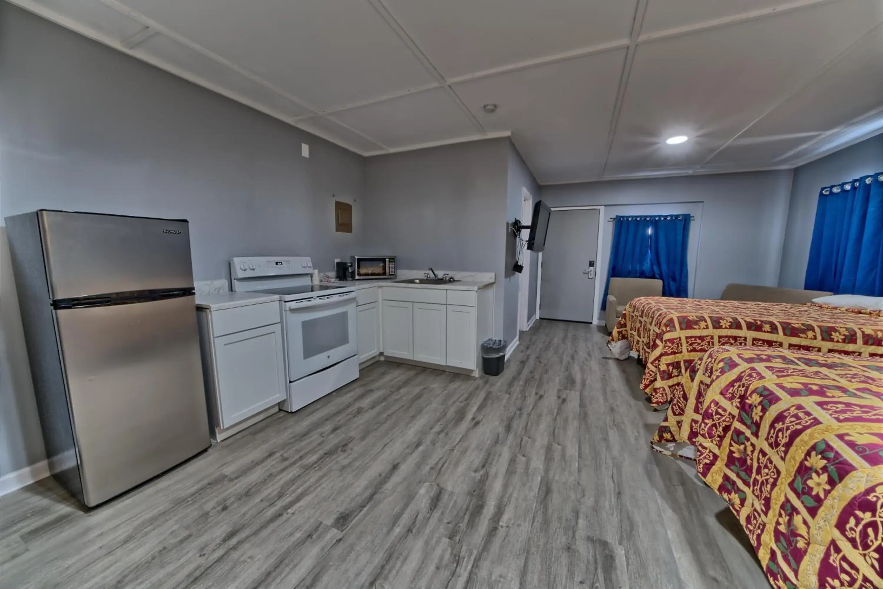 Bed, Kitchen/Kitchenette in Aqua View Motel