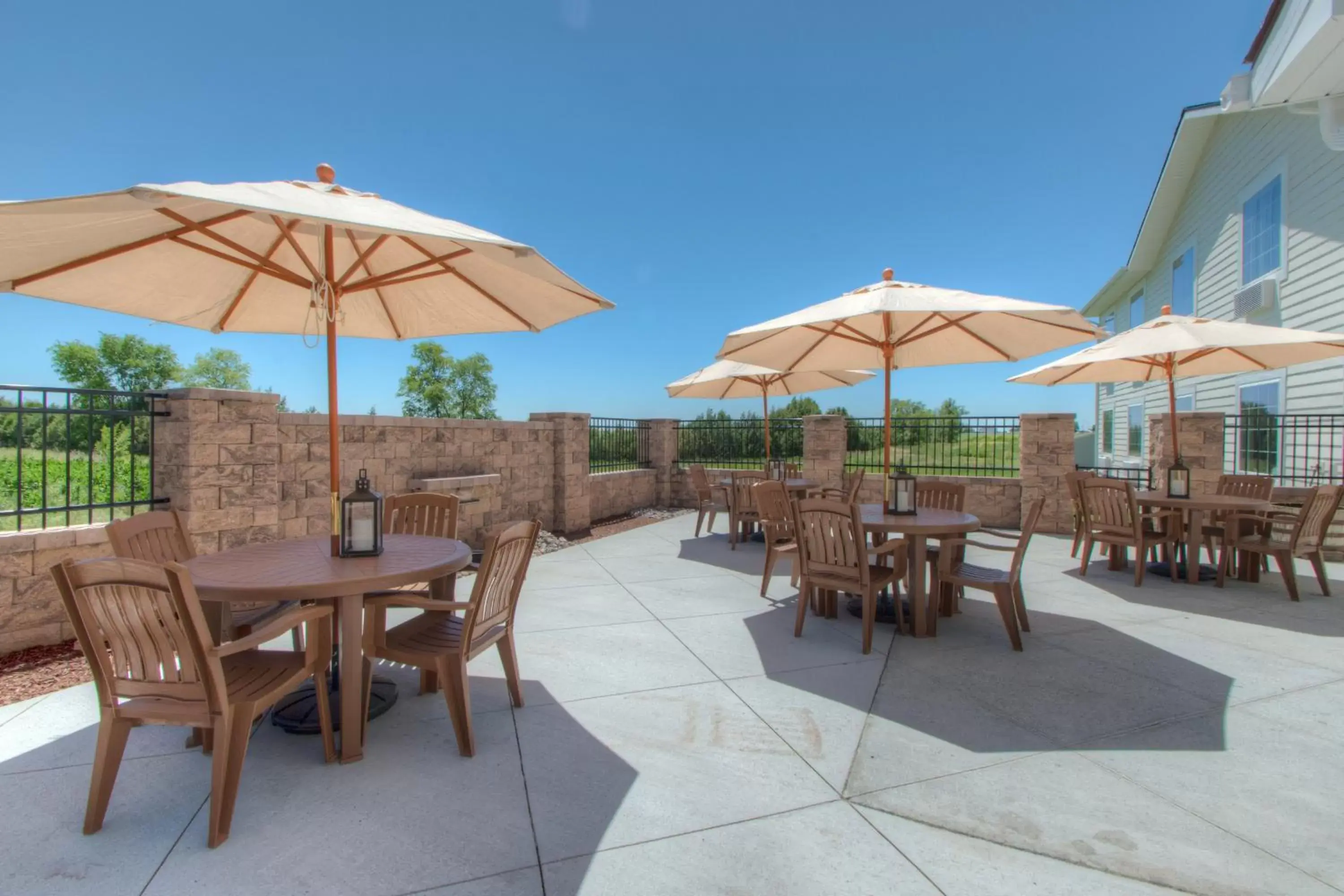 Patio, Restaurant/Places to Eat in Cobblestone Inn & Suites - Holyoke