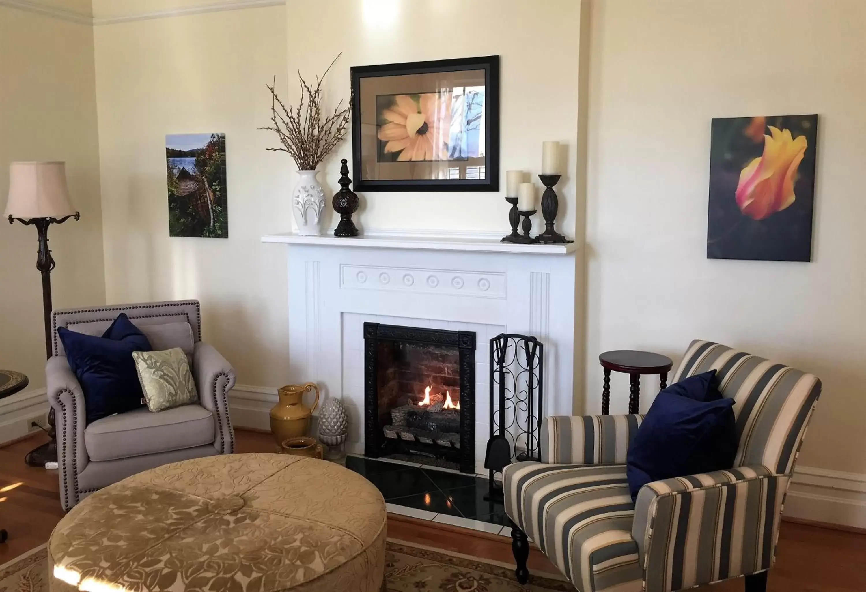 Communal lounge/ TV room, Seating Area in Oak Hill On Love Lane Bed and Breakfast Inn