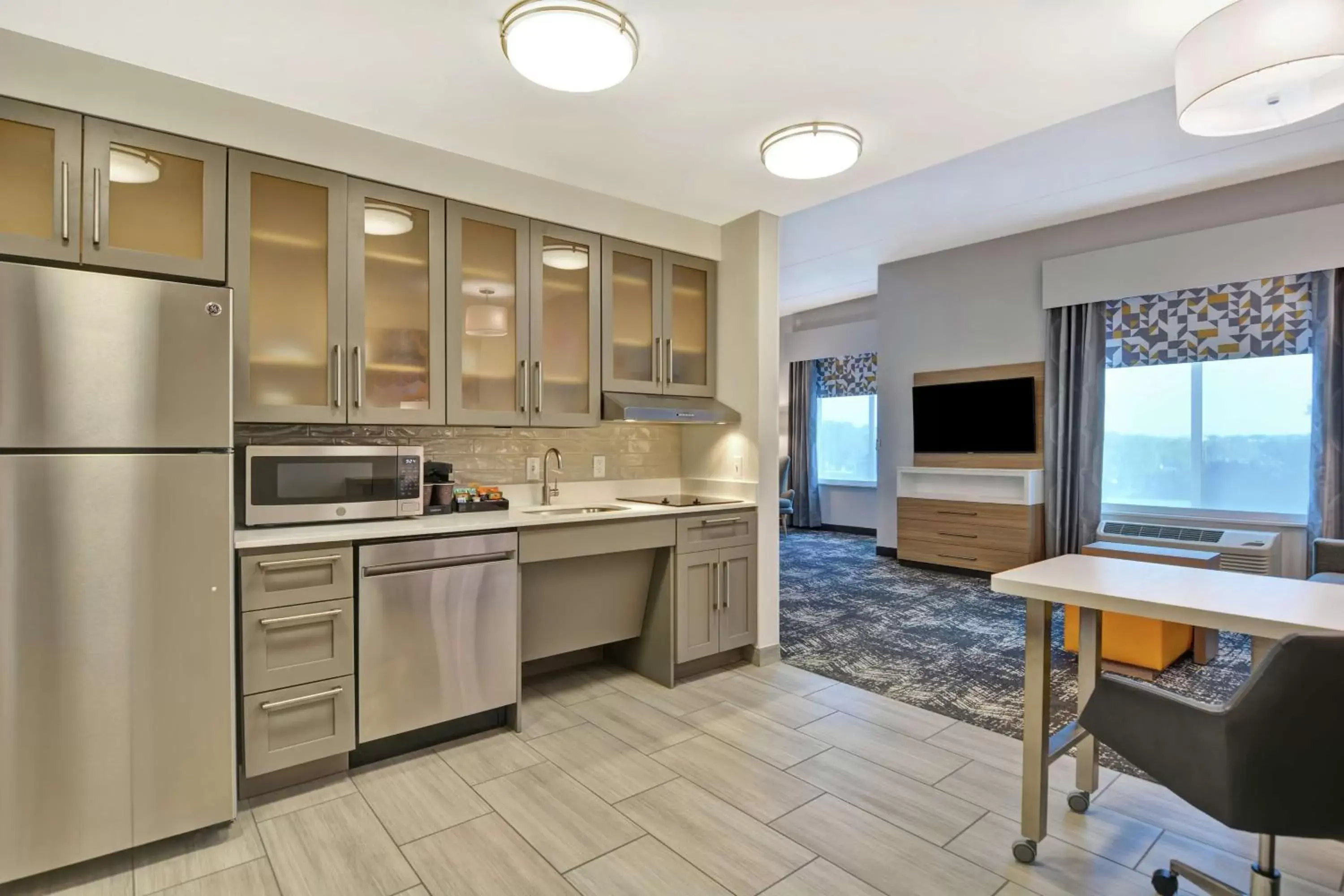 Living room, Kitchen/Kitchenette in Homewood Suites By Hilton Lynchburg