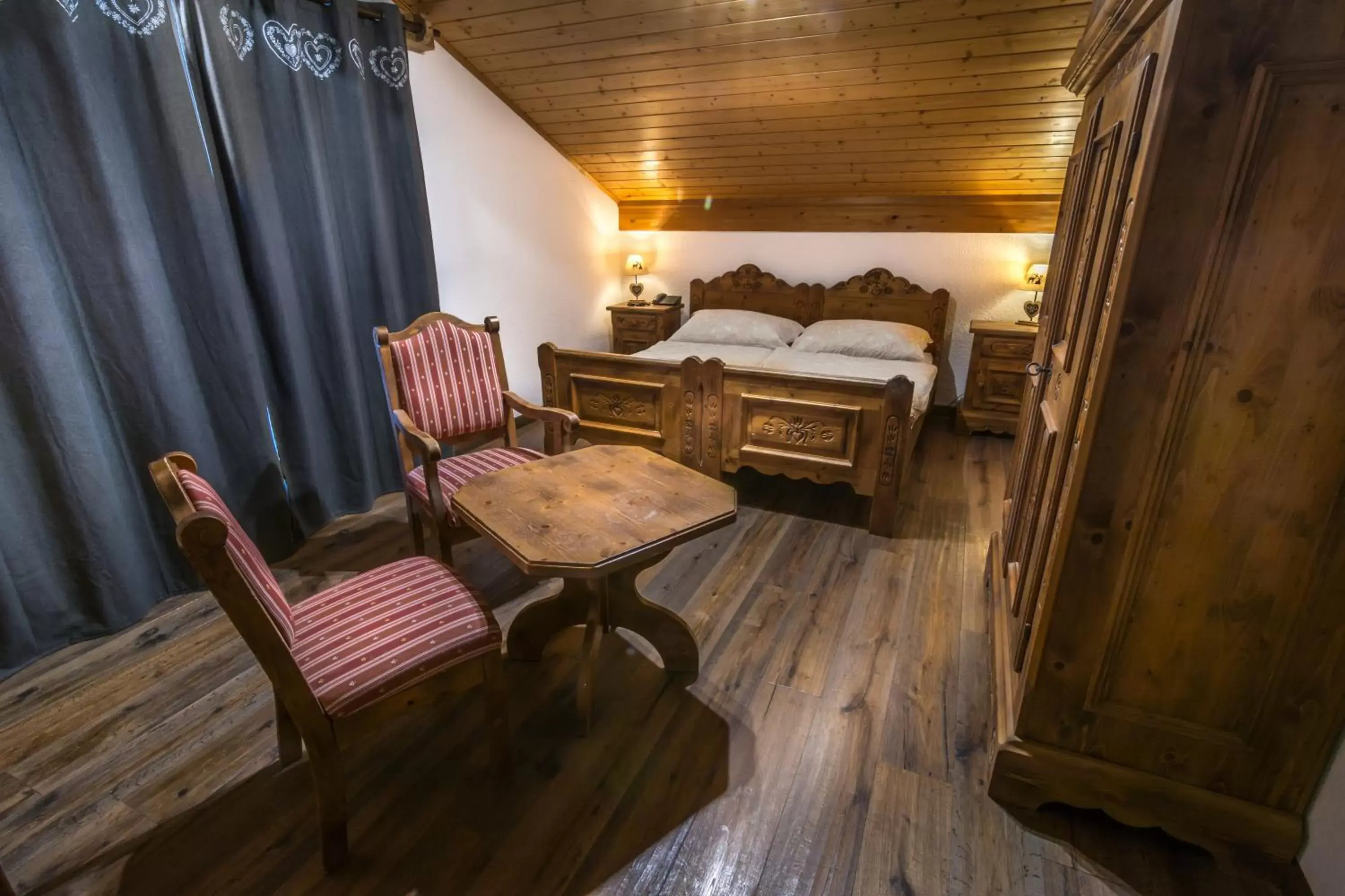 Chalet Junior Suite Family with Balcony and Mountain View in Hôtel Le Grand Chalet