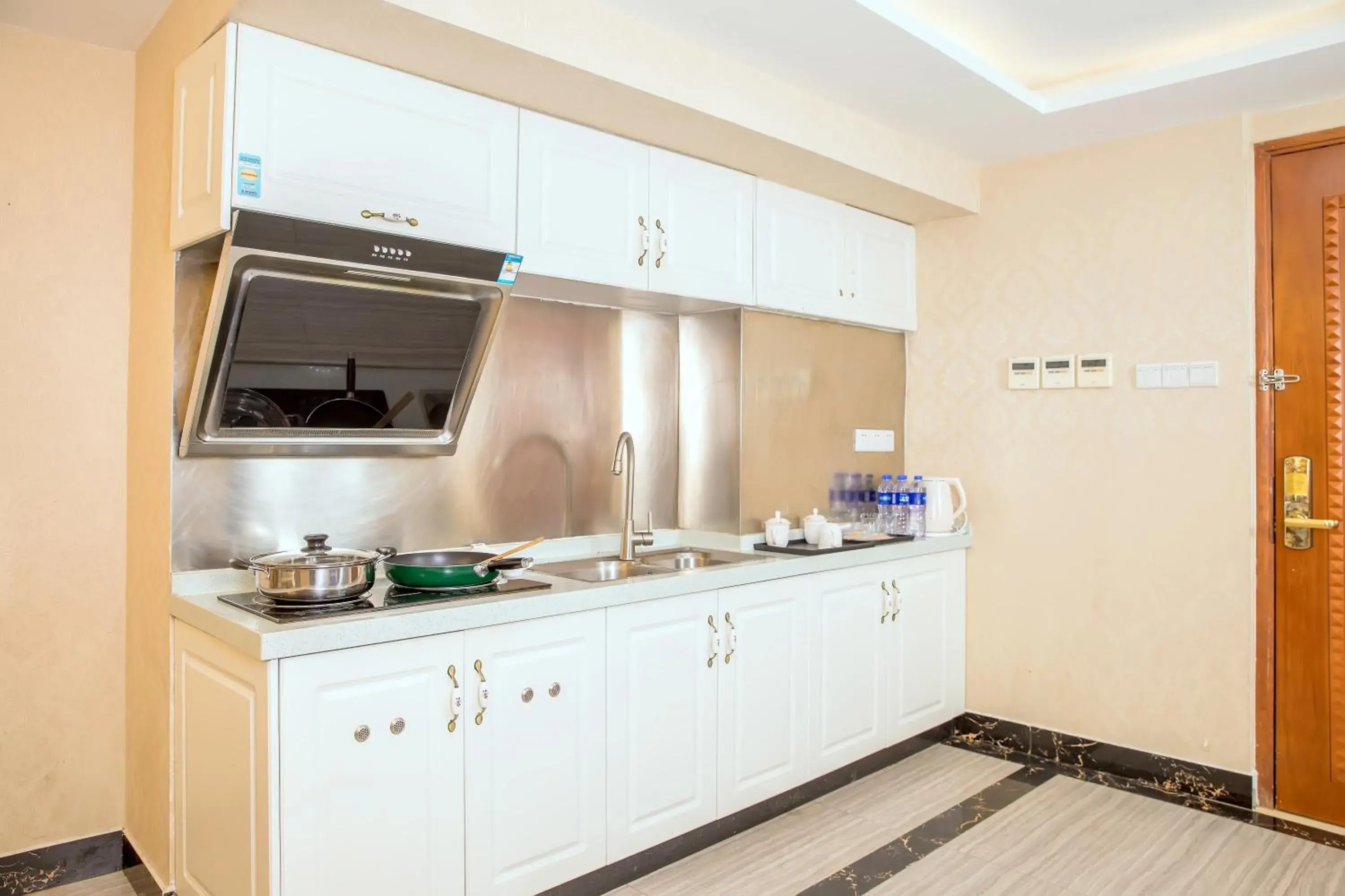 Kitchen or kitchenette, Kitchen/Kitchenette in Guangzhou Pengman Apartment Zhengjia Huanshi Branch